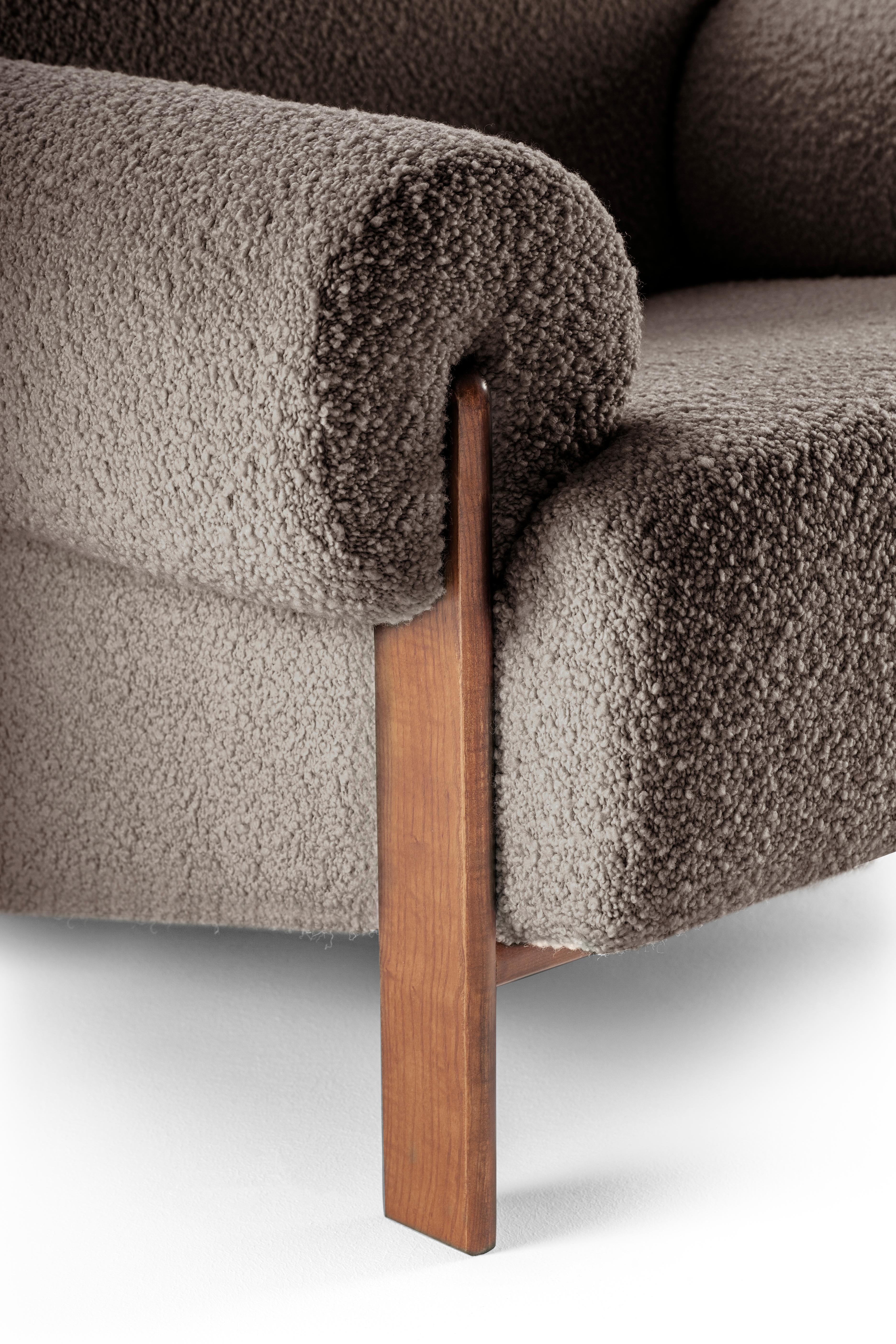 XXI secolo e contemporaneo Poltrona moderna Paloma in tessuto Zumirez Umber di Collector Studio A in vendita