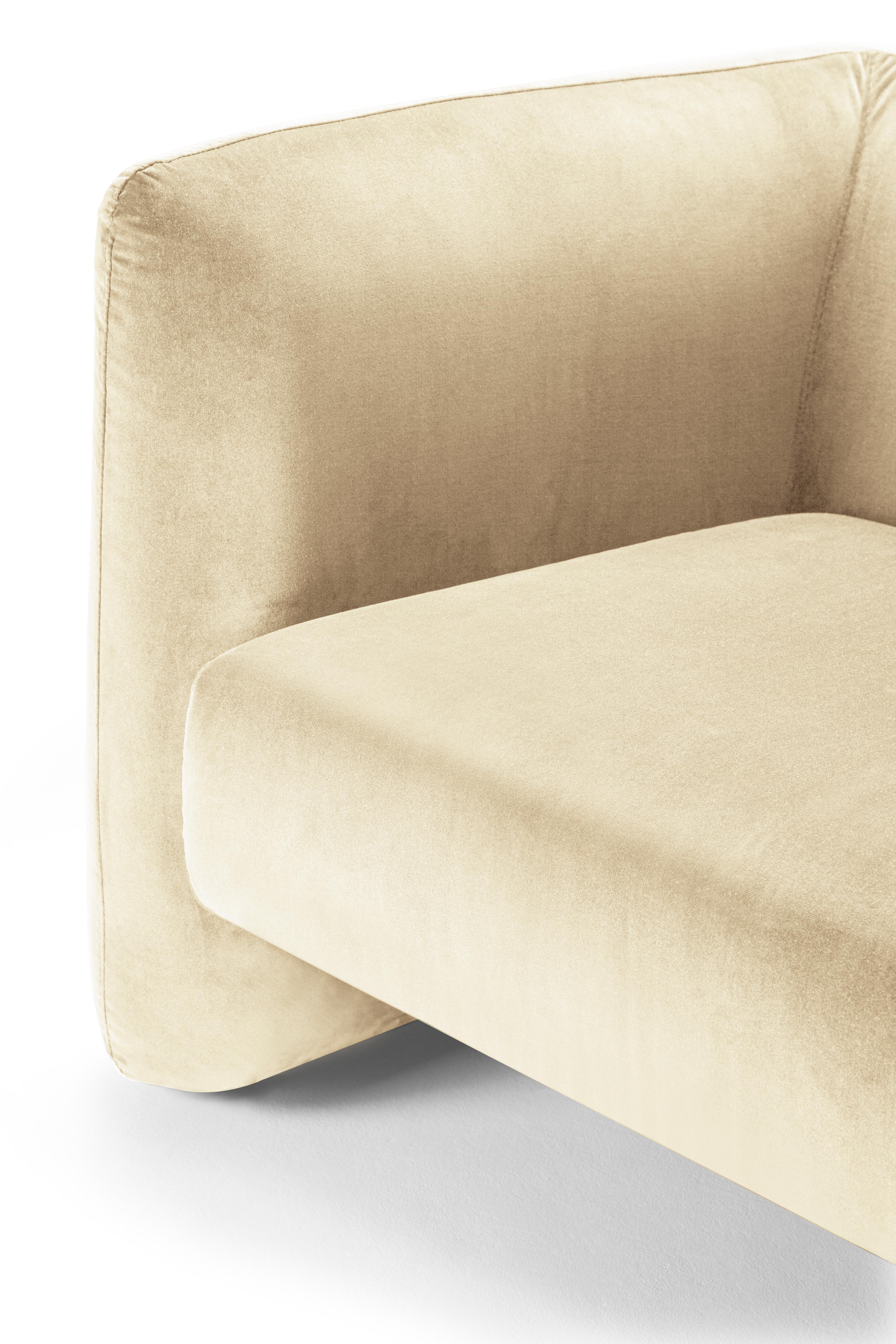 Moderner Jacob Sessel mit beigefarbenem Samtbezug von Collector Studio

Dieser witzige und raffinierte Sessel des 21. Jahrhunderts, der von Collector Studio entworfen wurde, ist durch seine einfache Form und sein attraktives Farbspiel zusammen mit