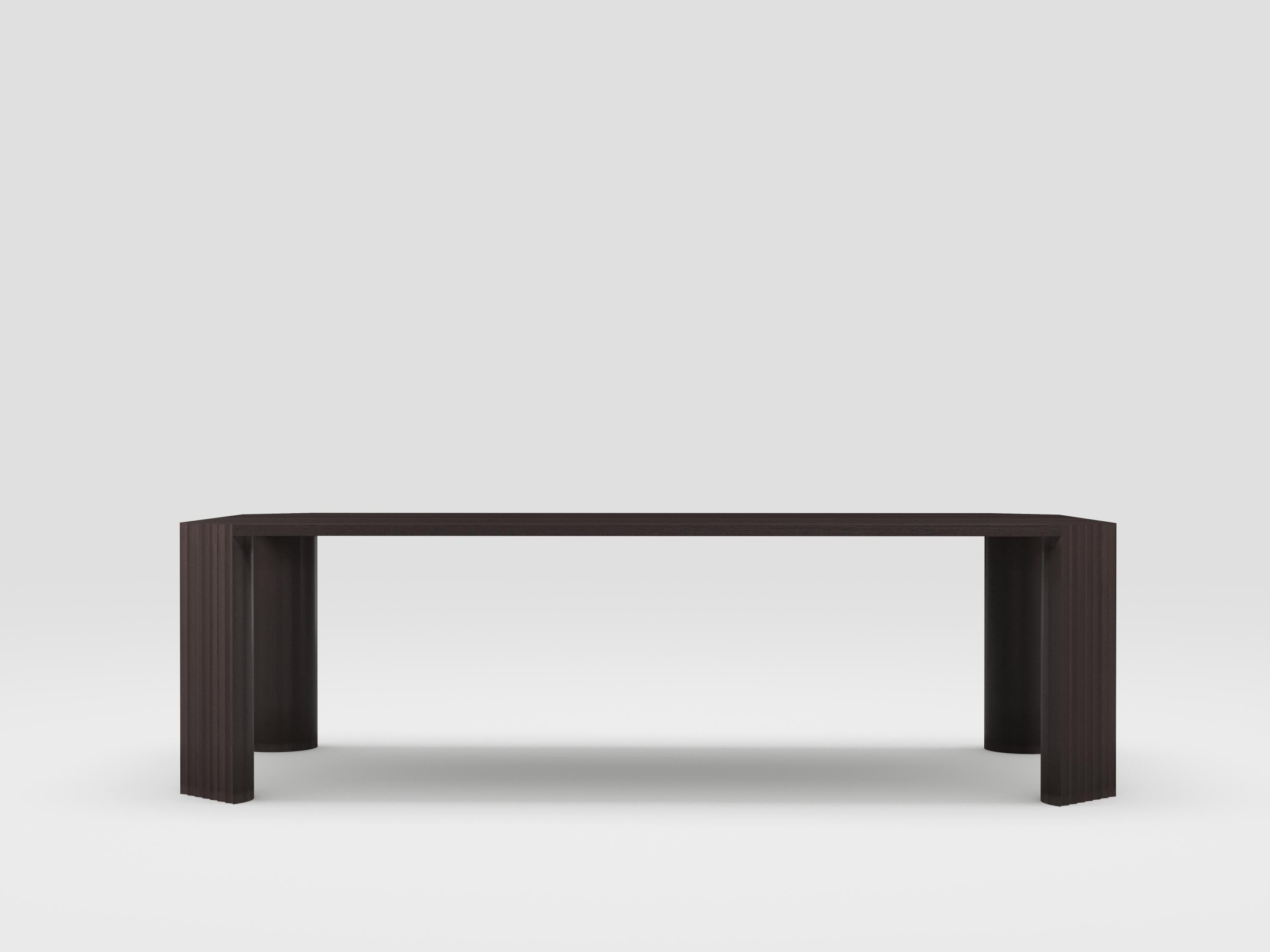 Es como tener un enorme bloque de madera y hacerlo girar en un enorme torno, haciendo que parezca que su forma giratoria se originó con un solo gesto. Esta mesa de madera no sólo tendrá un aspecto precioso, sino también un tacto increíble, ya que