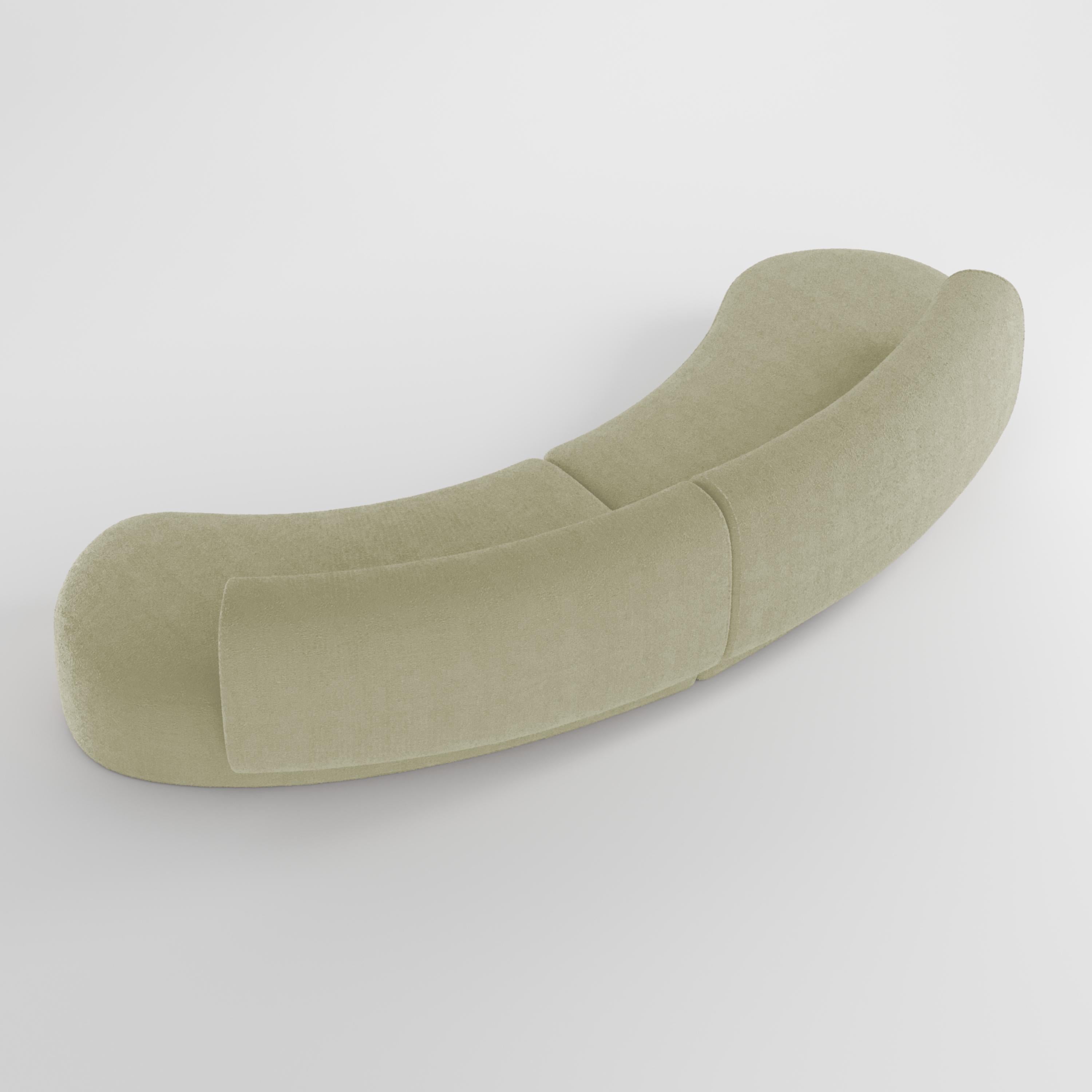 Le canapé Hug se caractérise par des lignes simples et épurées et un accoudoir distinctif.
L'accoudoir, qui chevauche à moitié le coussin d'assise, crée un détail d'emboîtement entre les deux éléments, tandis que le padding, ferme et accueillant à