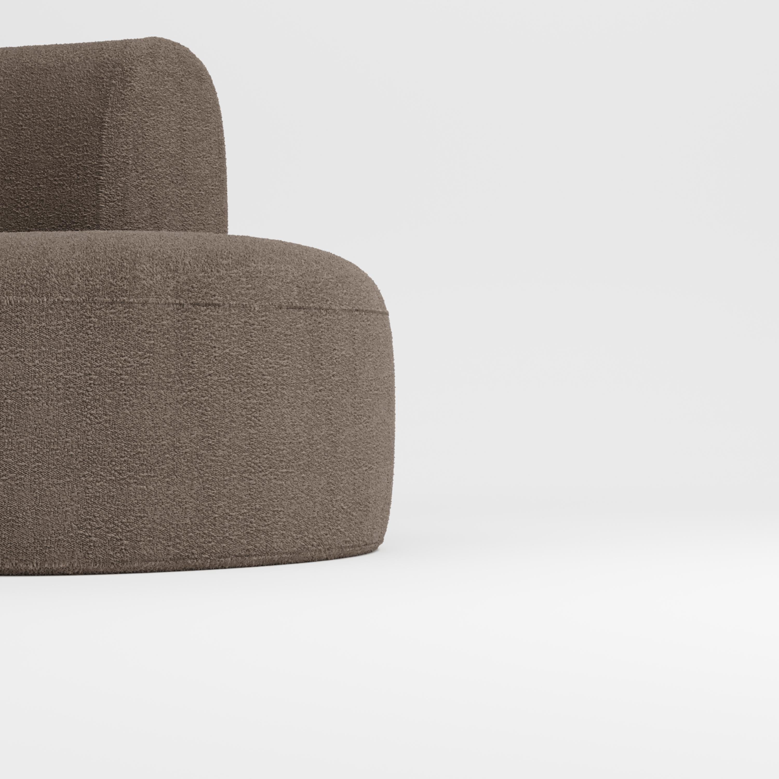 Le canapé Hug se caractérise par des lignes simples et épurées et un accoudoir distinctif.
L'accoudoir, qui chevauche à moitié le coussin d'assise, crée un détail d'emboîtement entre les deux éléments, tandis que le padding, ferme et accueillant à
