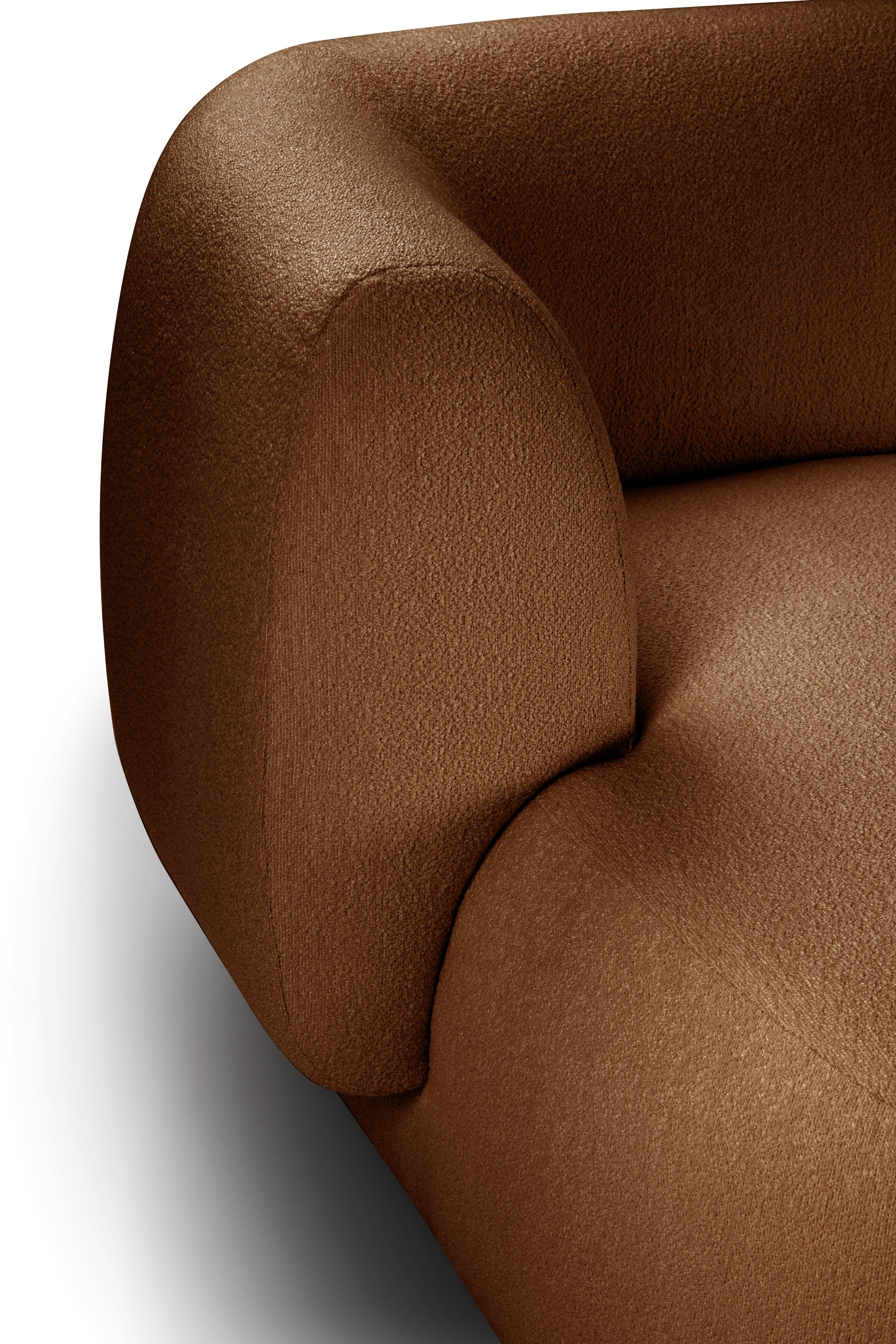 Das Sofa Hug zeichnet sich durch klare, schlichte Linien und ein markantes Armlehnendetail aus.
Die Armlehne, die das Sitzkissen zur Hälfte überlappt, schafft ein ineinandergreifendes Detail zwischen den beiden Elementen, während die Polsterung,