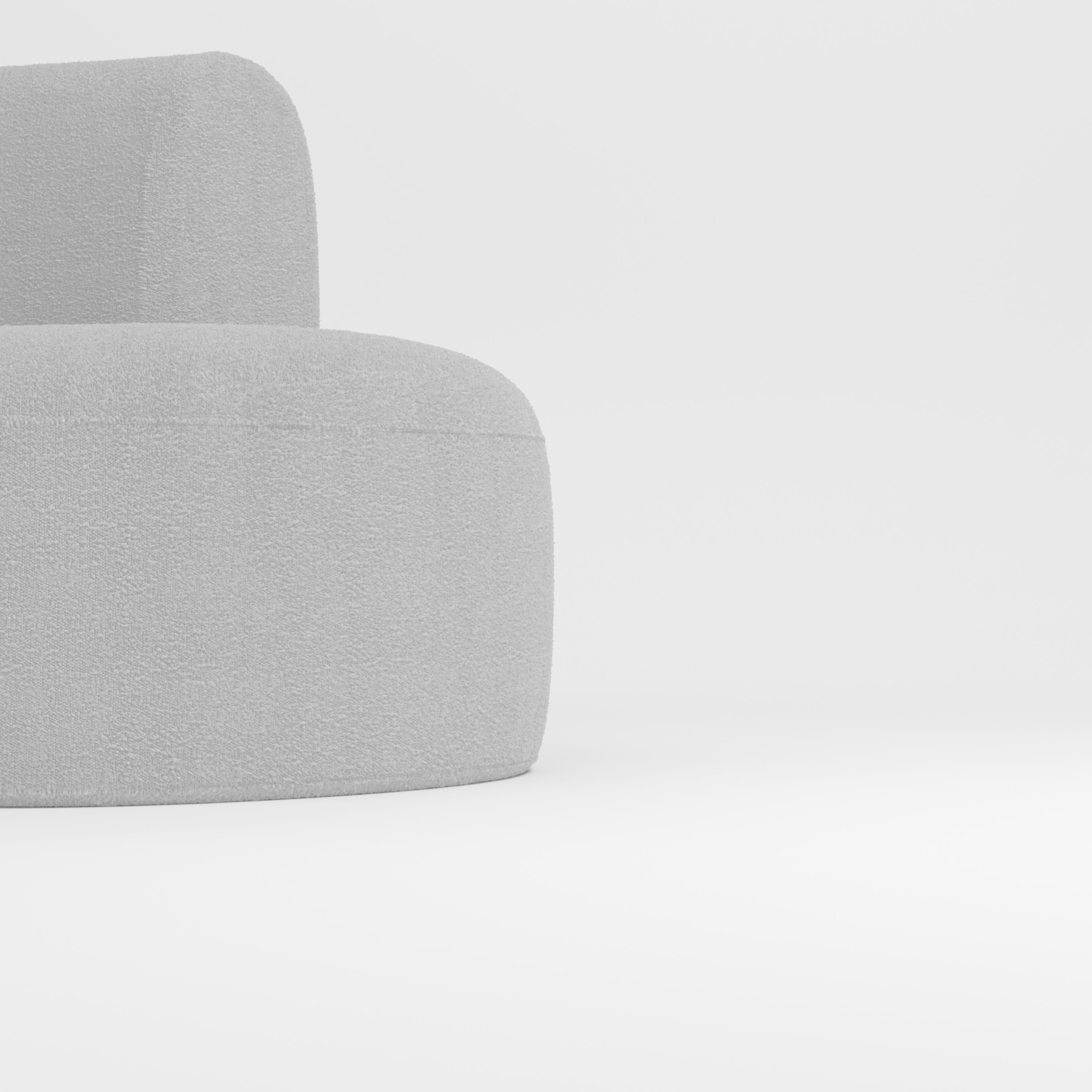 Le canapé Hug se caractérise par des lignes simples et épurées et un accoudoir distinctif.
L'accoudoir, qui chevauche à moitié le coussin d'assise, crée un détail d'emboîtement entre les deux éléments, tandis que le padding, ferme et accueillant à