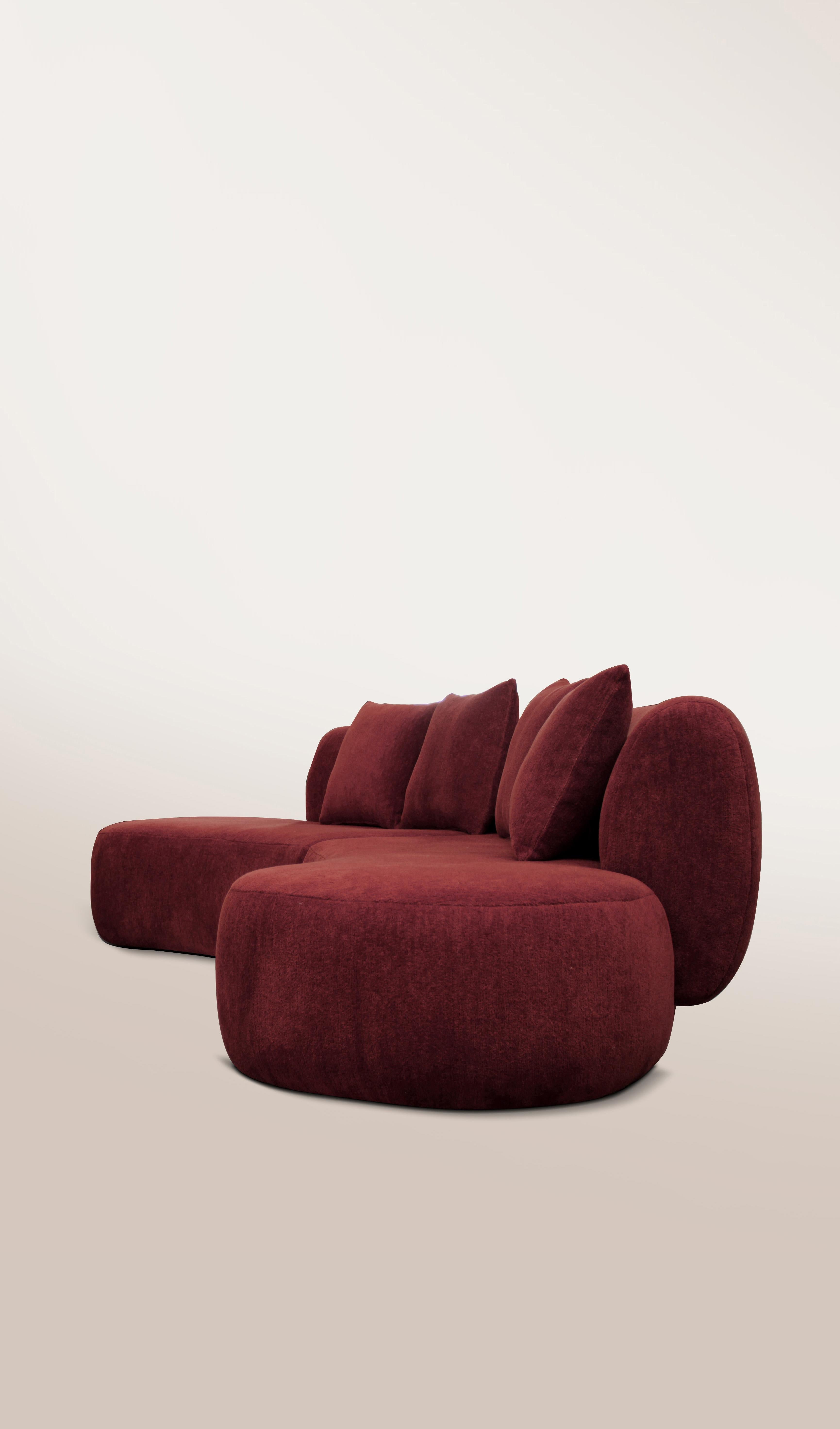 Hug sofa is defined by clean, simple lines and a distinctive armrest detail.
The armrest, half overlapping the seat cushion, creates an interlocking detail between the two elements, while the padding, firm and welcoming at the same time,