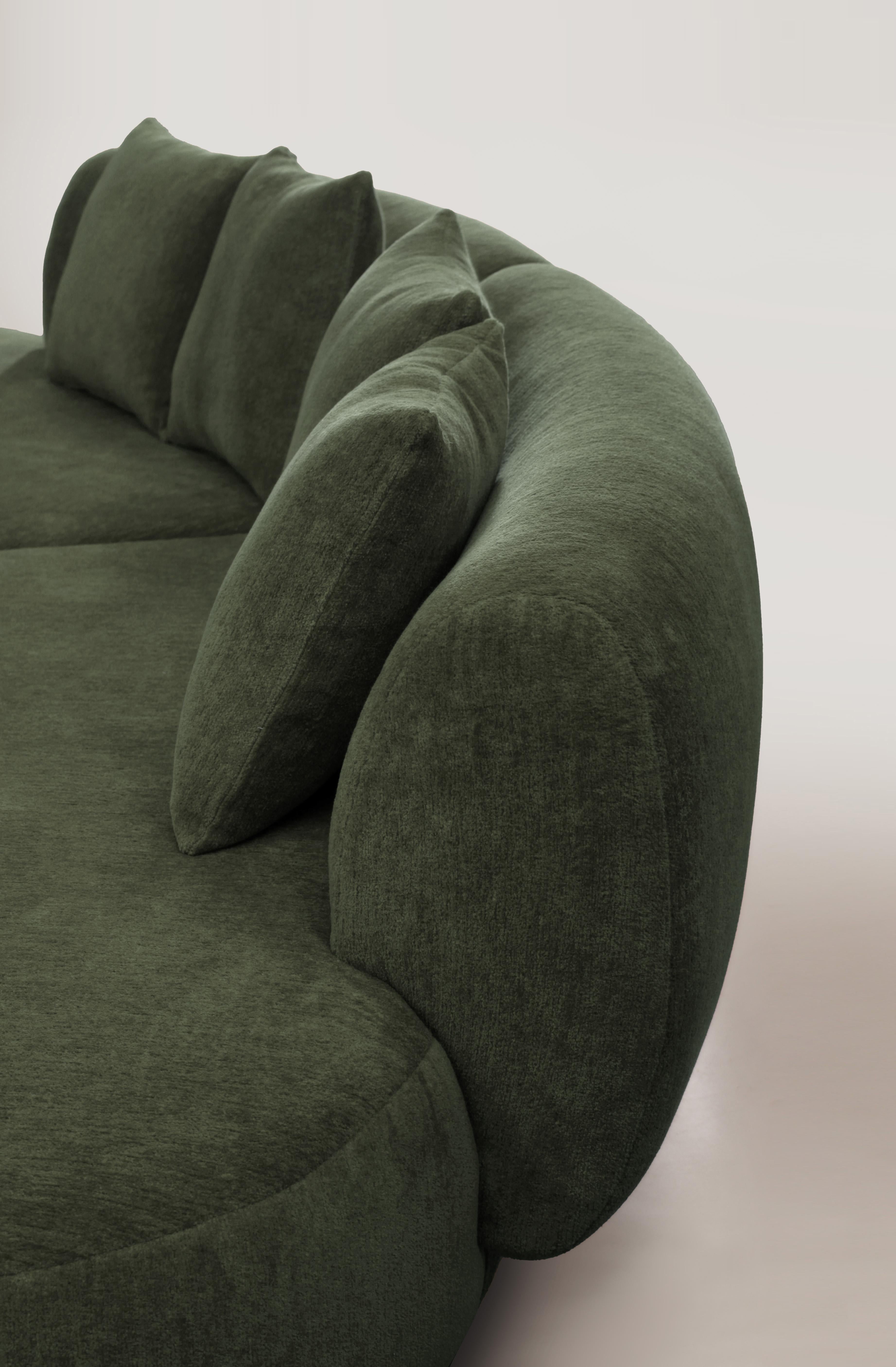 Hug sofa is defined by clean, simple lines and a distinctive armrest detail.
The armrest, half overlapping the seat cushion, creates an interlocking detail between the two elements, while the padding, firm and welcoming at the same time,