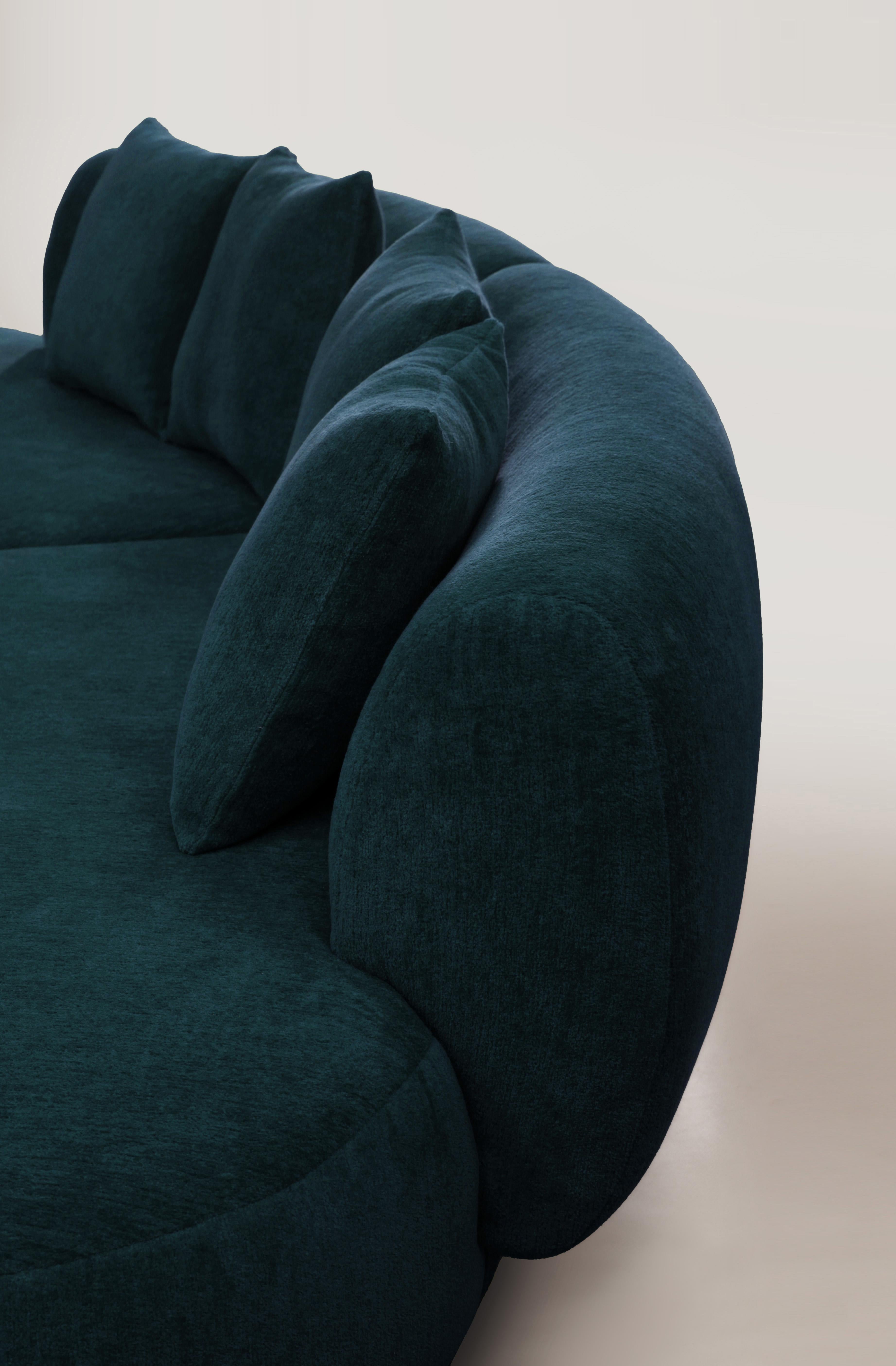 Hug sofa is defined by clean, simple lines and a distinctive armrest detail.
The armrest, half overlapping the seat cushion, creates an interlocking detail between the two elements, while the padding, firm and welcoming at the same time,