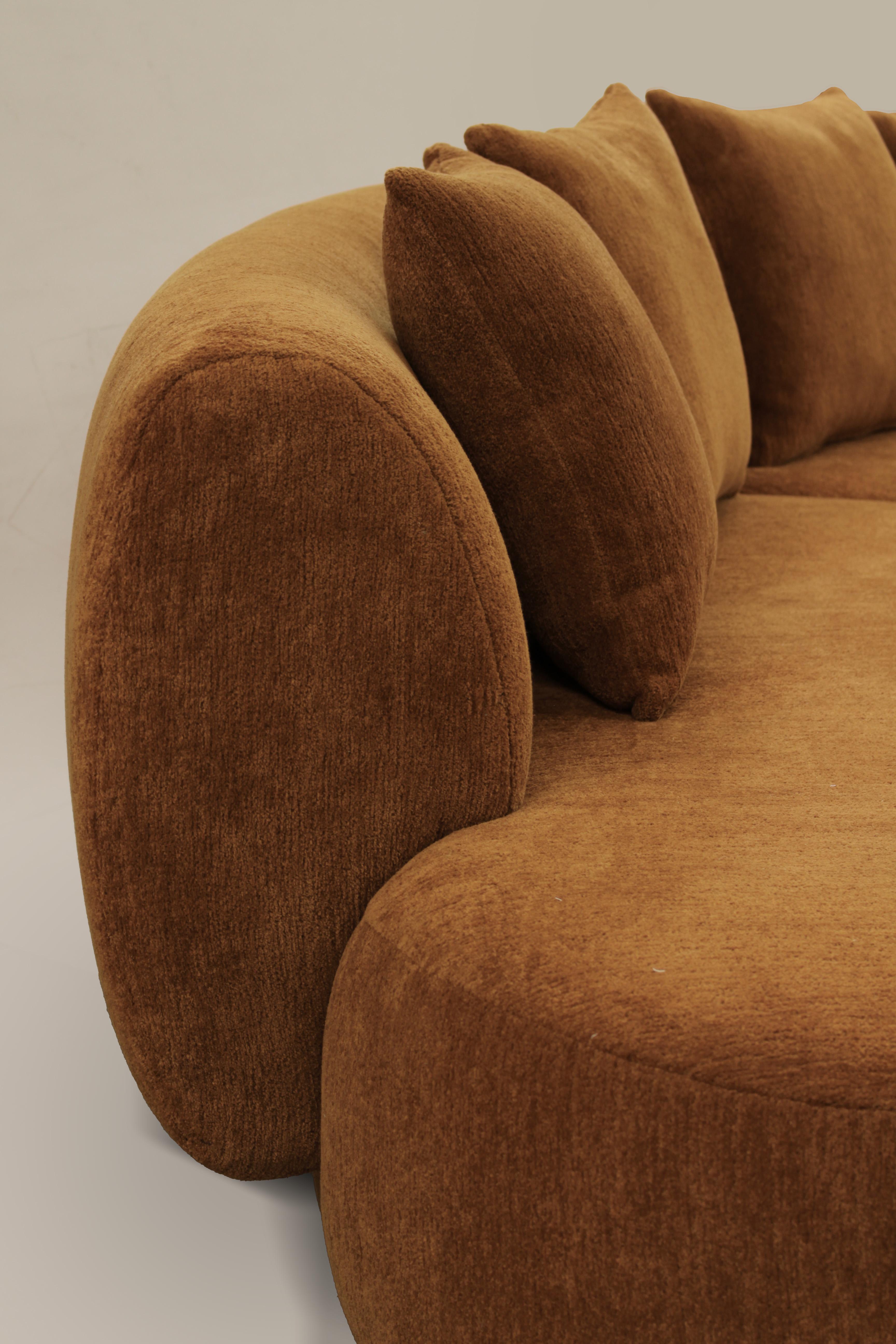 Hug sofa is defined by clean, simple lines and a distinctive armrest detail.
The armrest, half overlapping the seat cushion, creates an interlocking detail between the two elements, while the padding, firm and welcoming at the same time,