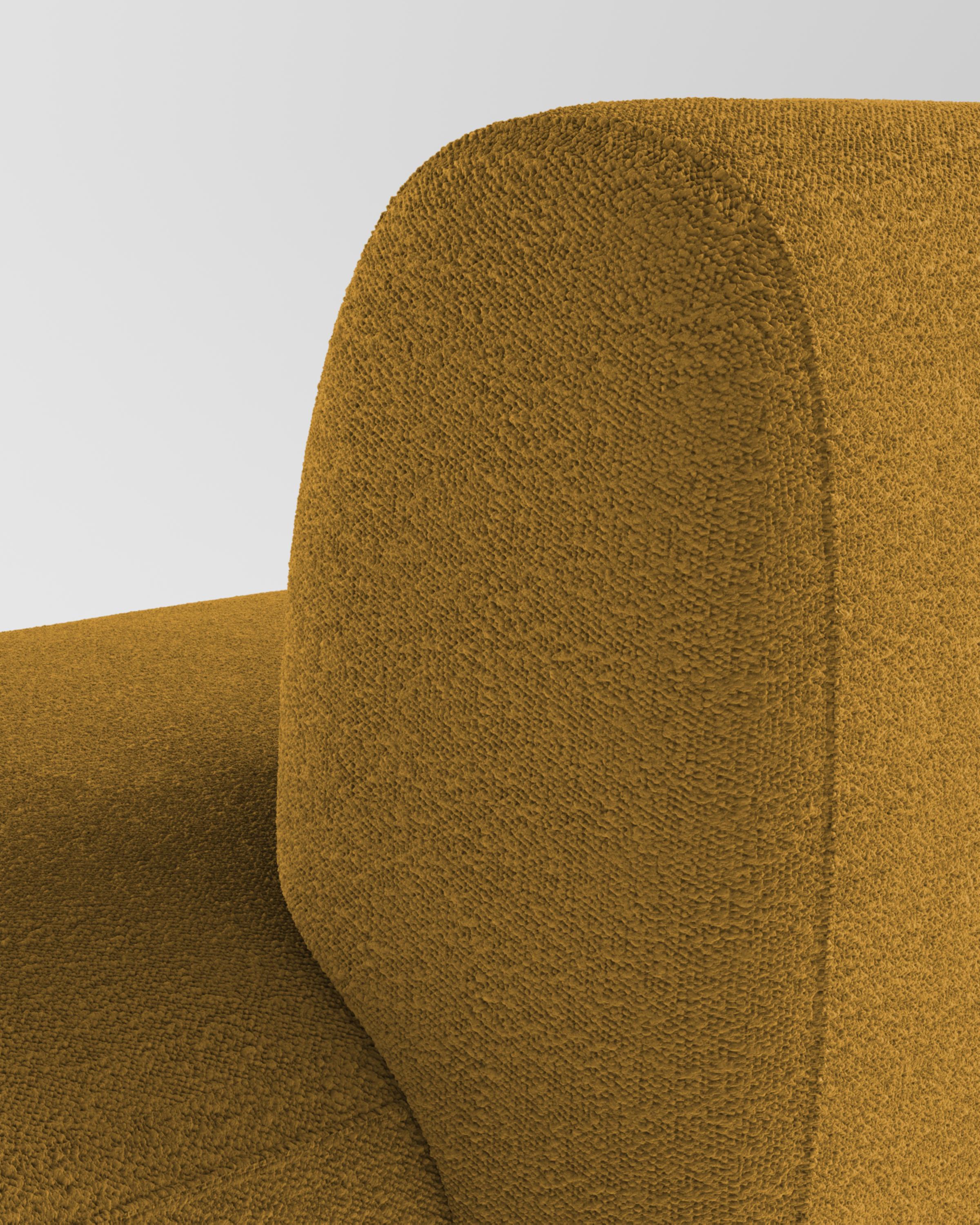 Das Sofa Hug zeichnet sich durch klare, schlichte Linien und ein markantes Armlehnendetail aus.
Die Armlehne, die das Sitzkissen zur Hälfte überlappt, schafft ein ineinandergreifendes Detail zwischen den beiden Elementen, während die Polsterung,