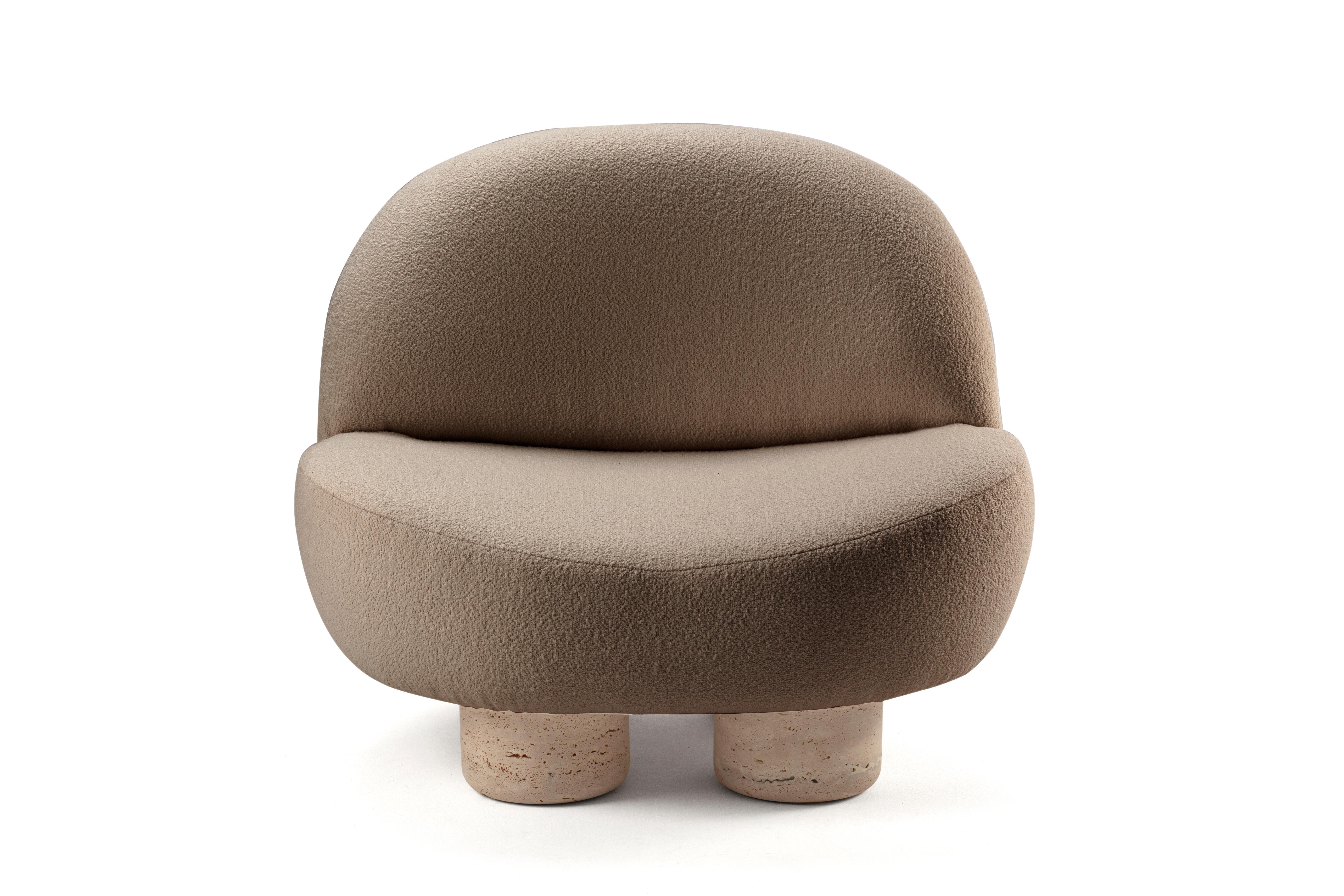 21st century Ddesigned by Design/One armchair fabric and travertino est inspiré par l'architecture contemporaine du Portugal qui parle de son passé roman en honorant les géométries antiques, telles que l'arc et la colonne. La Collection S/One a