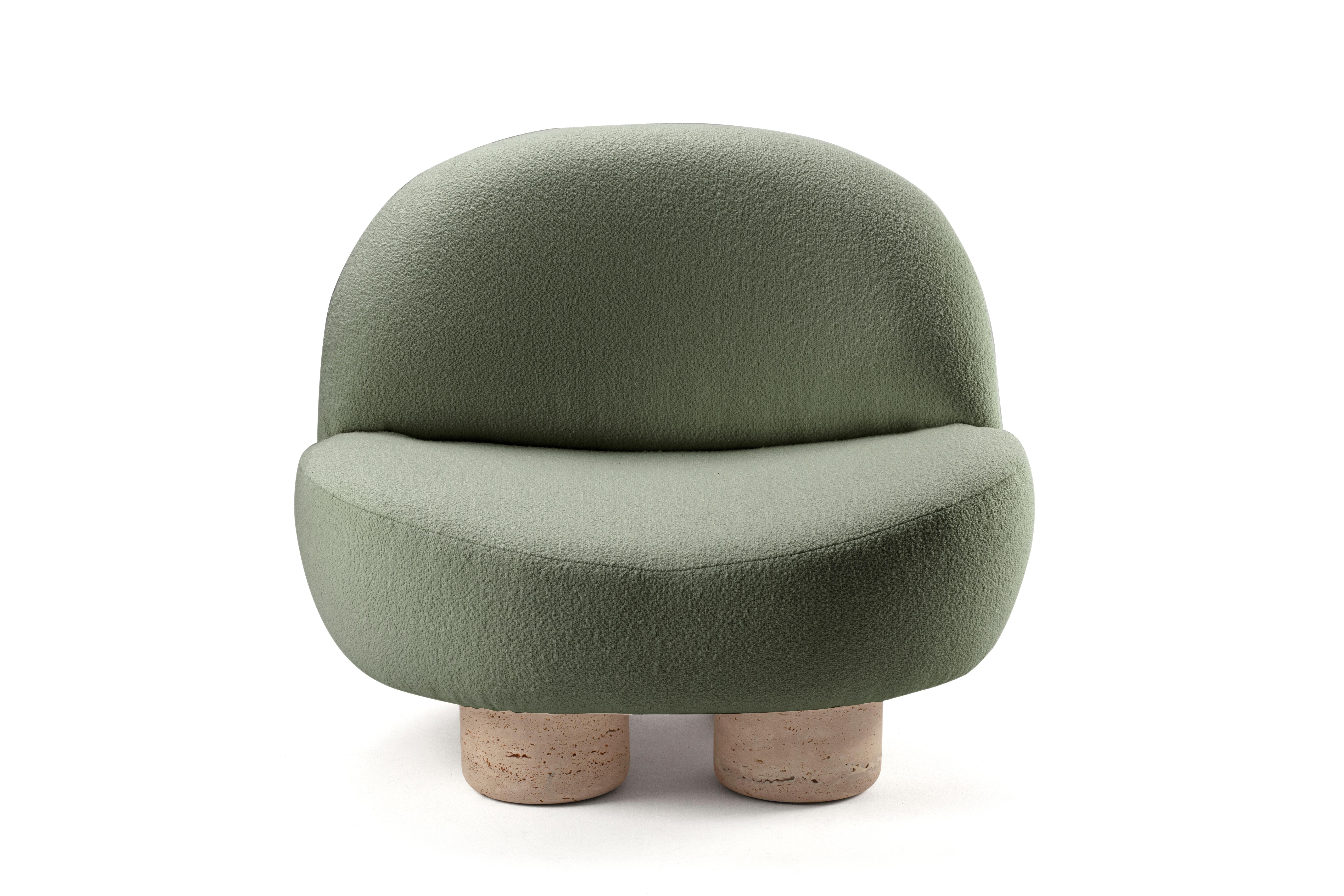 21e siècle Ddesigned by Saccal Design House Hygge armchair fabric and travertino est inspiré par l'architecture contemporaine du Portugal qui parle de son passé roman en honorant les antiques geometris, tels que l'arc et la colonne. La Collection