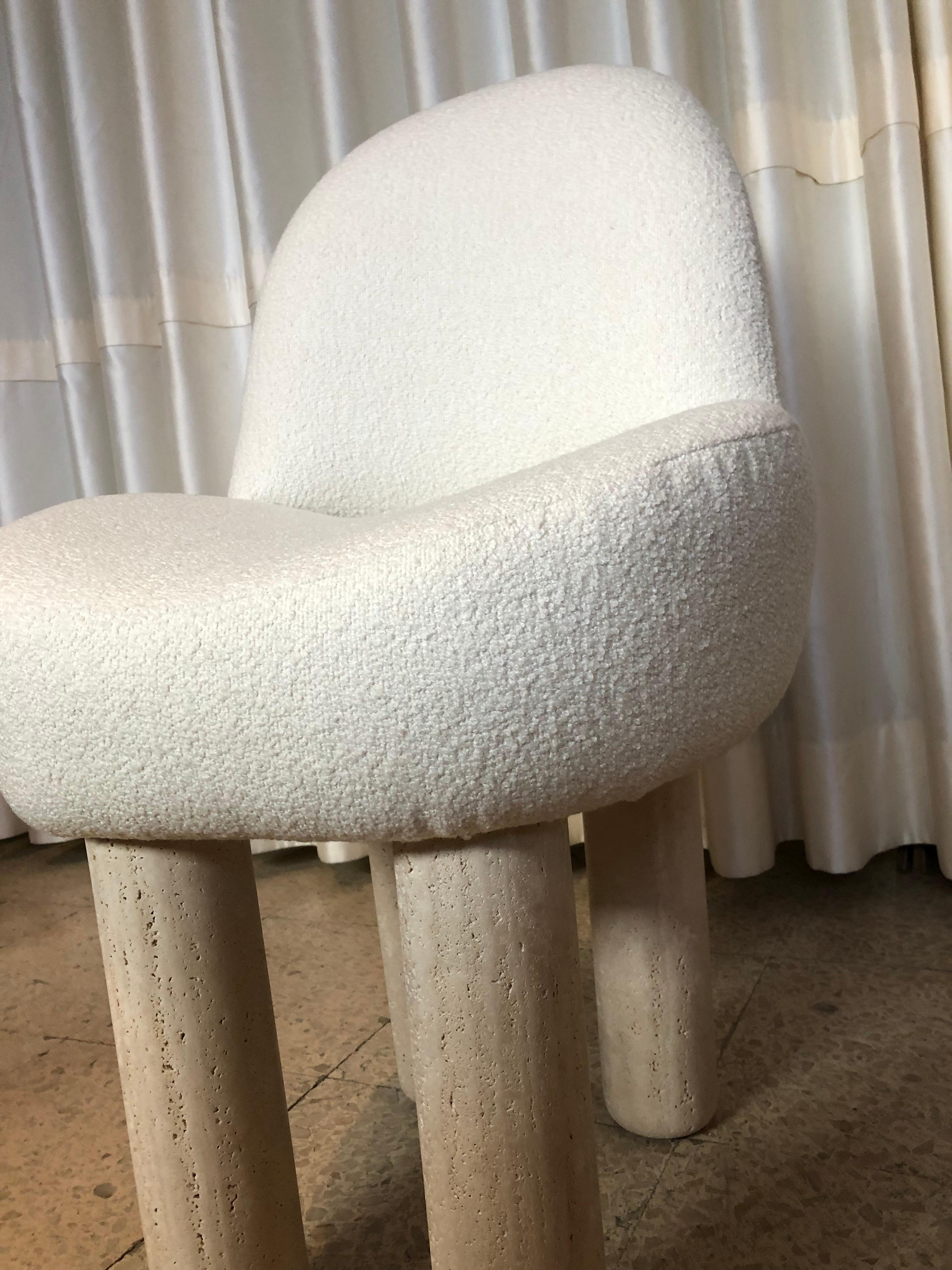 Sedia Hygge moderna e contemporanea: Tessuto Boucle e marmo Travertino di Collector In condizioni Nuovo in vendita a Castelo da Maia, PT
