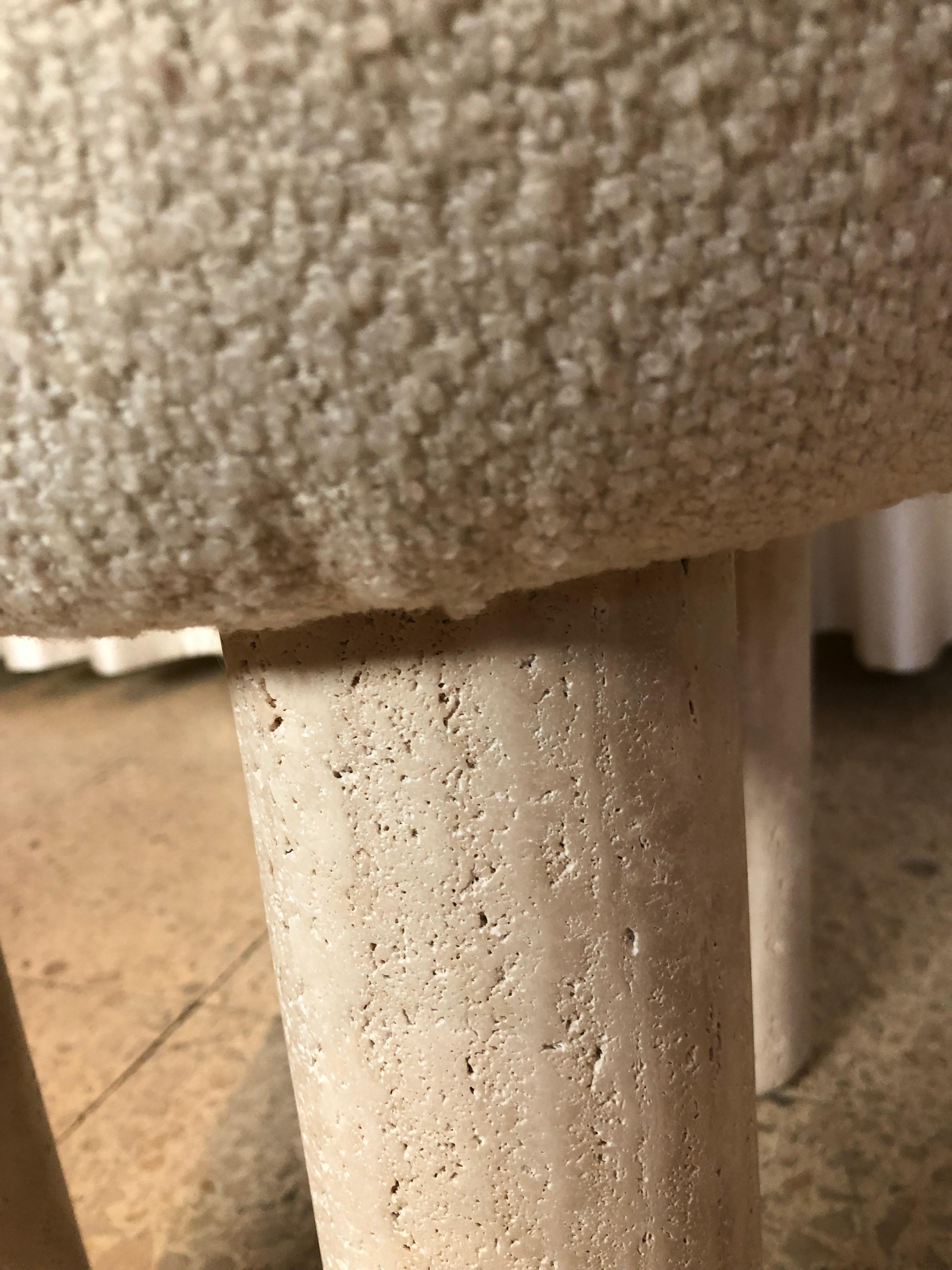 XXI secolo e contemporaneo Sedia Hygge moderna e contemporanea: Tessuto Boucle e marmo Travertino di Collector in vendita