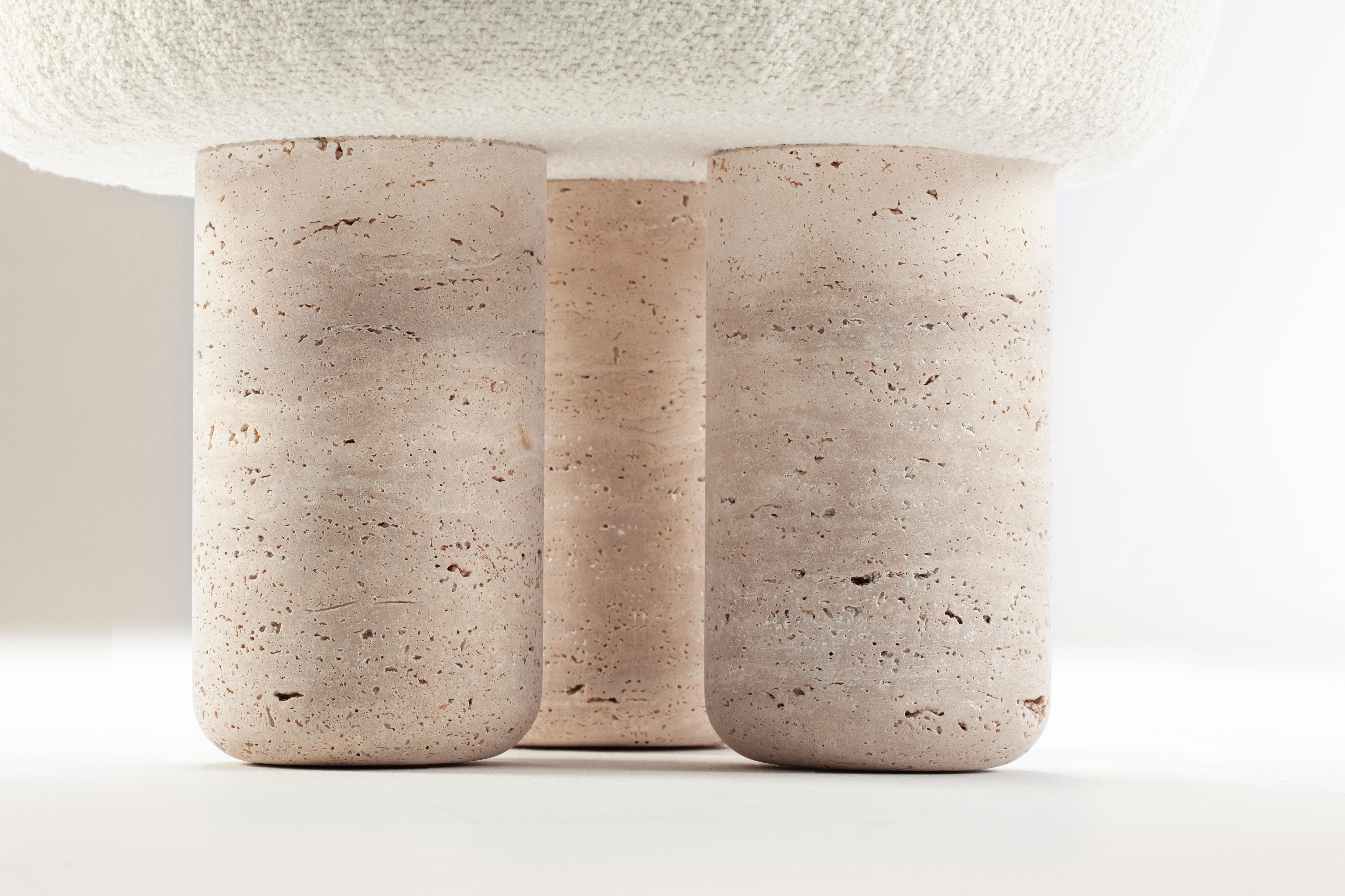 XXIe siècle et contemporain 21ème siècle Conçu par Saccal Design House Tabouret Hygge en travertin bouclé en vente