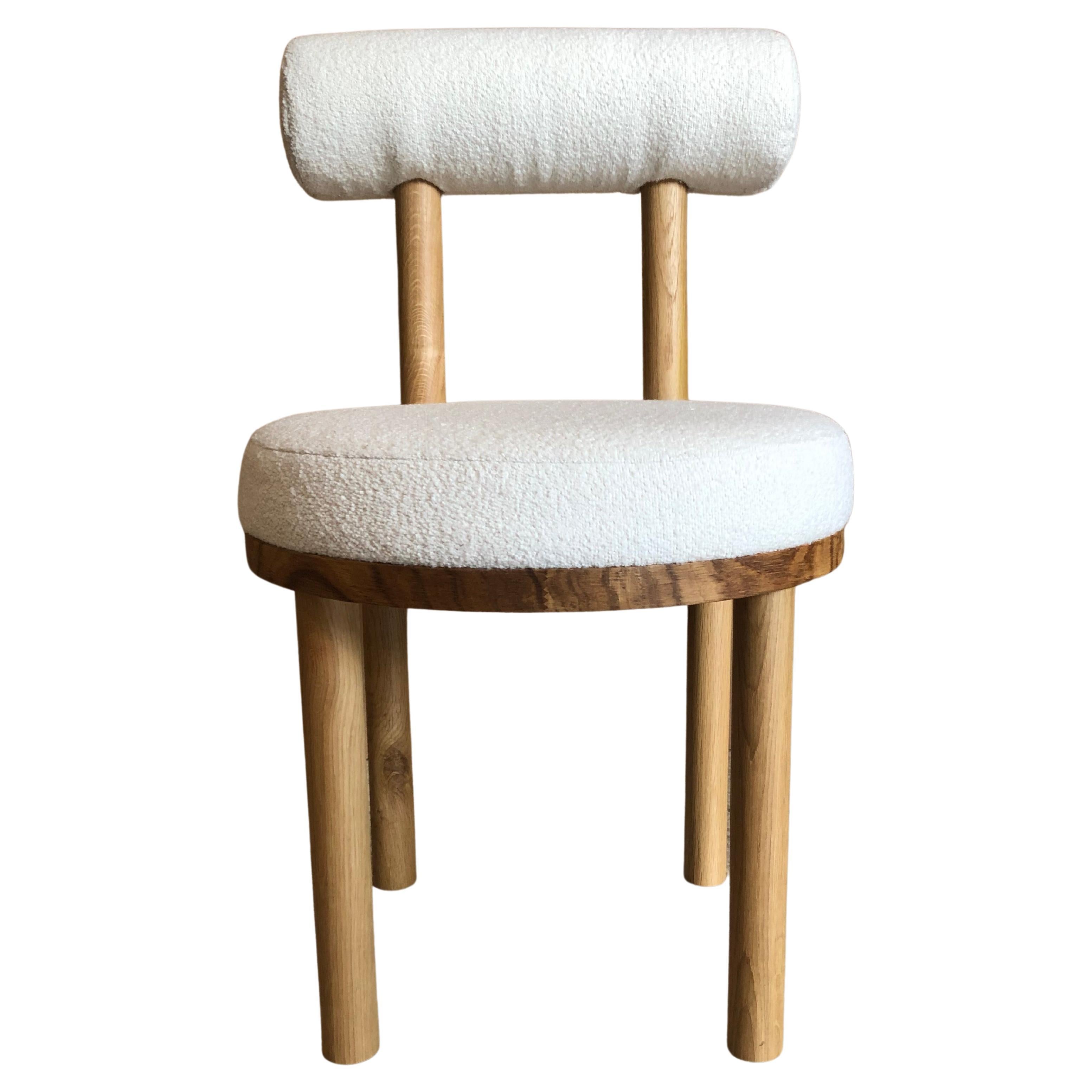 Zeitgenössischer moderner Moca-Stuhl aus Eiche und Boucle-Stoff von Collector Studio
