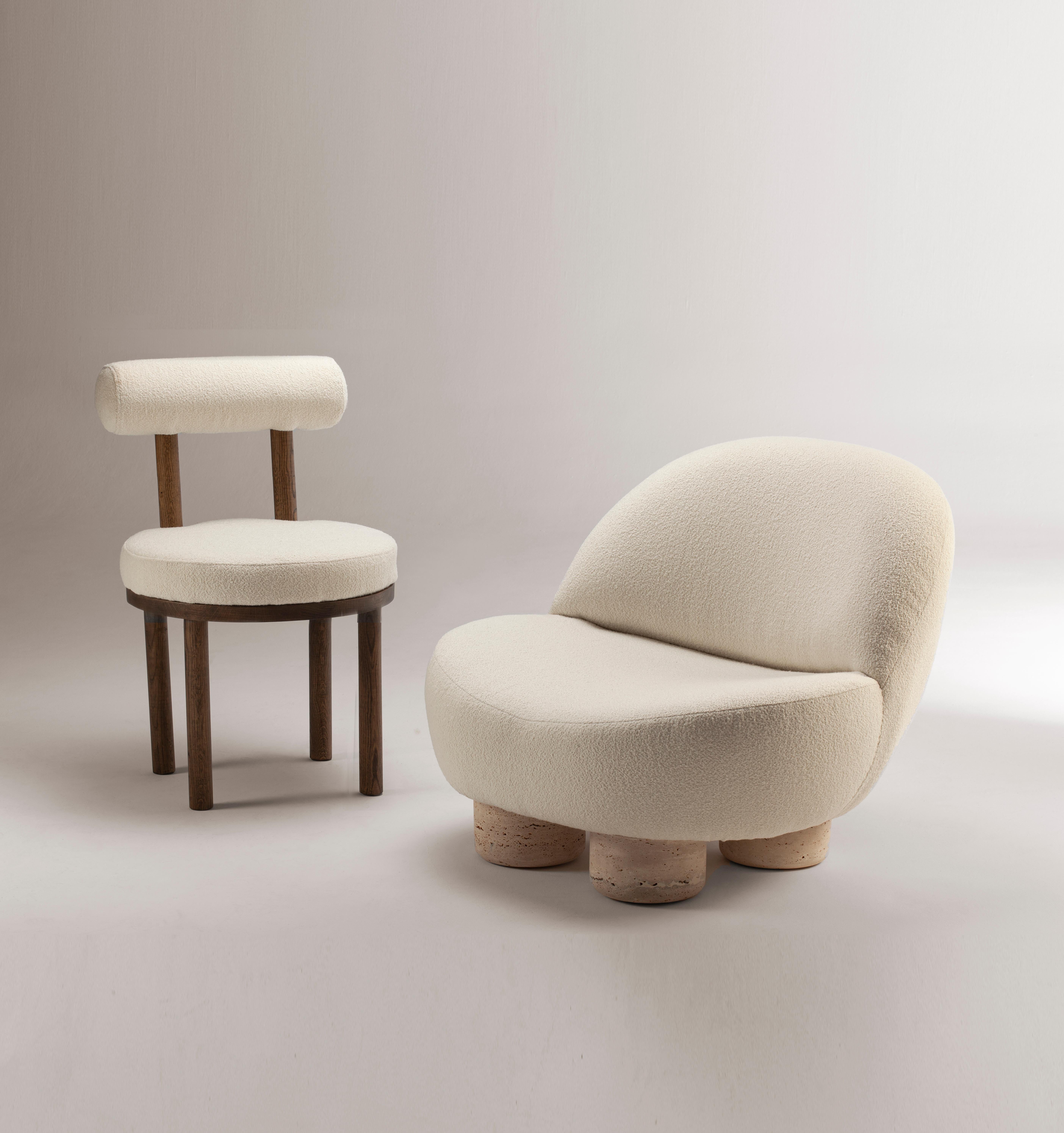 Portoghese Sedia moderna Moca in tessuto boucle e rovere fumé di Collector Studio A in vendita