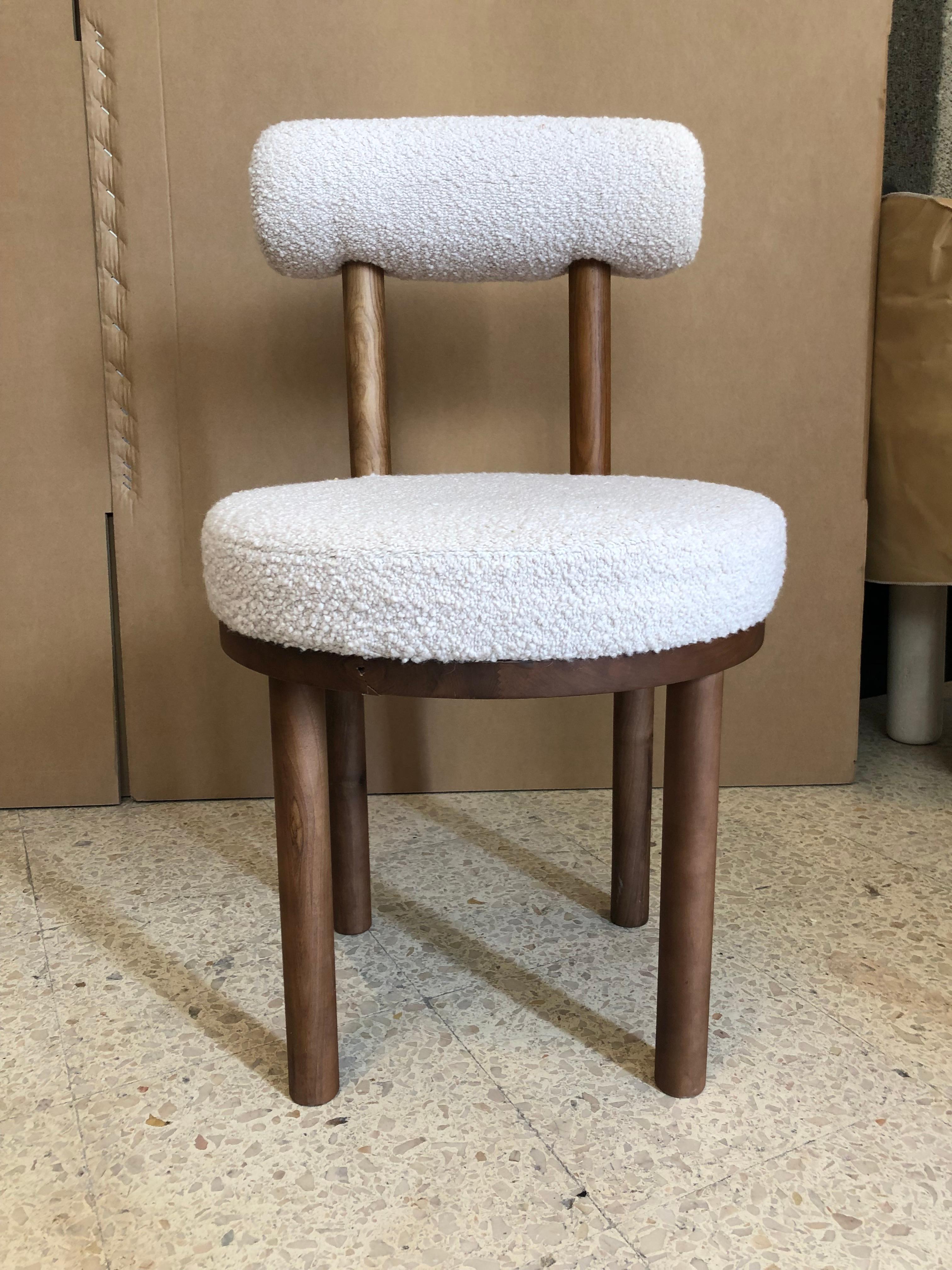 XXI secolo e contemporaneo Sedia moderna Moca in tessuto boucle e rovere fumé di Collector Studio A in vendita