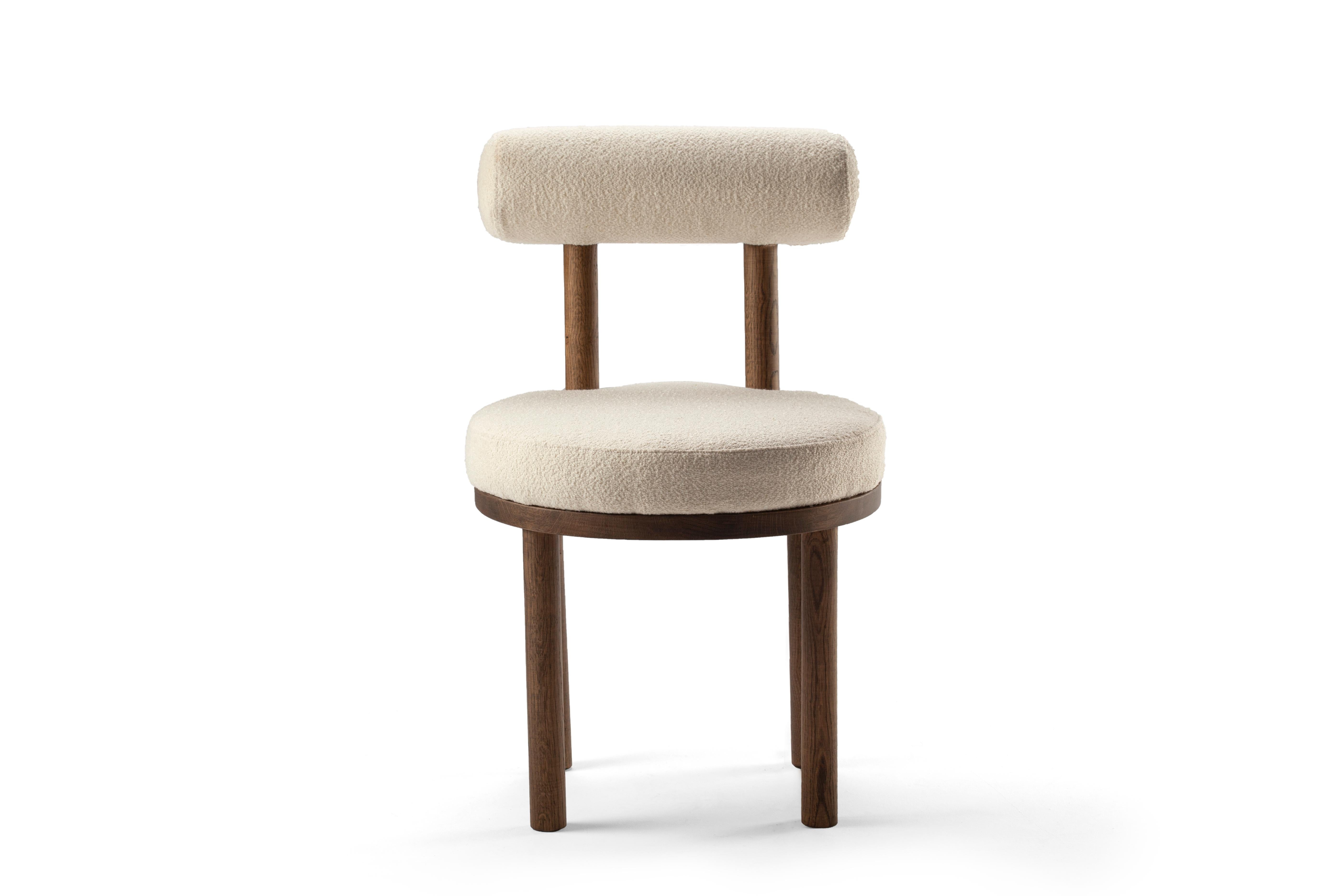 Ein Stuhl, der sowohl moderne als auch klassische Designansätze miteinander verbindet.
Der robuste und solide Stuhl ist so konzipiert, dass er den Körper umhüllt und eine aus Massivholz gefertigte Körperstruktur aufweist.