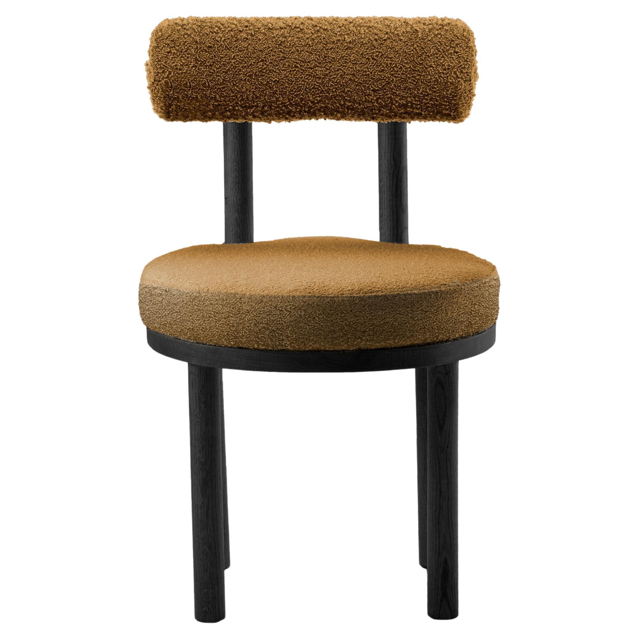 Zeitgenössischer moderner Moca-Stuhl aus vergoldeter safranfarbener und schwarzer Eiche von Collector Studio