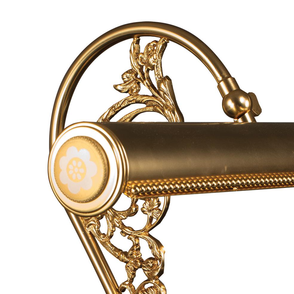 Lampe de bureau du 21e siècle en bronze doré et base en porcelaine décorée de soie dorée. Les parties métalliques sont finement ciselées. L'articulation de la barre permet de diriger la lumière de manière à éclairer la partie souhaitée. La