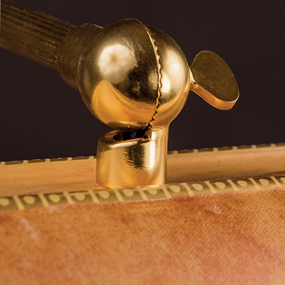 Lampe de bureau du 21e siècle en bronze doré avec diffuseur en porcelaine décorée d'un effet marbre. Les parties métalliques sont finement ciselées. L'articulation de la barre permet de diriger la lumière de manière à éclairer la partie souhaitée.