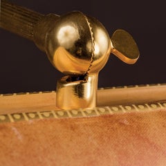 Siglo XXI, Lámpara de escritorio en bronce dorado con difusor de porcelana