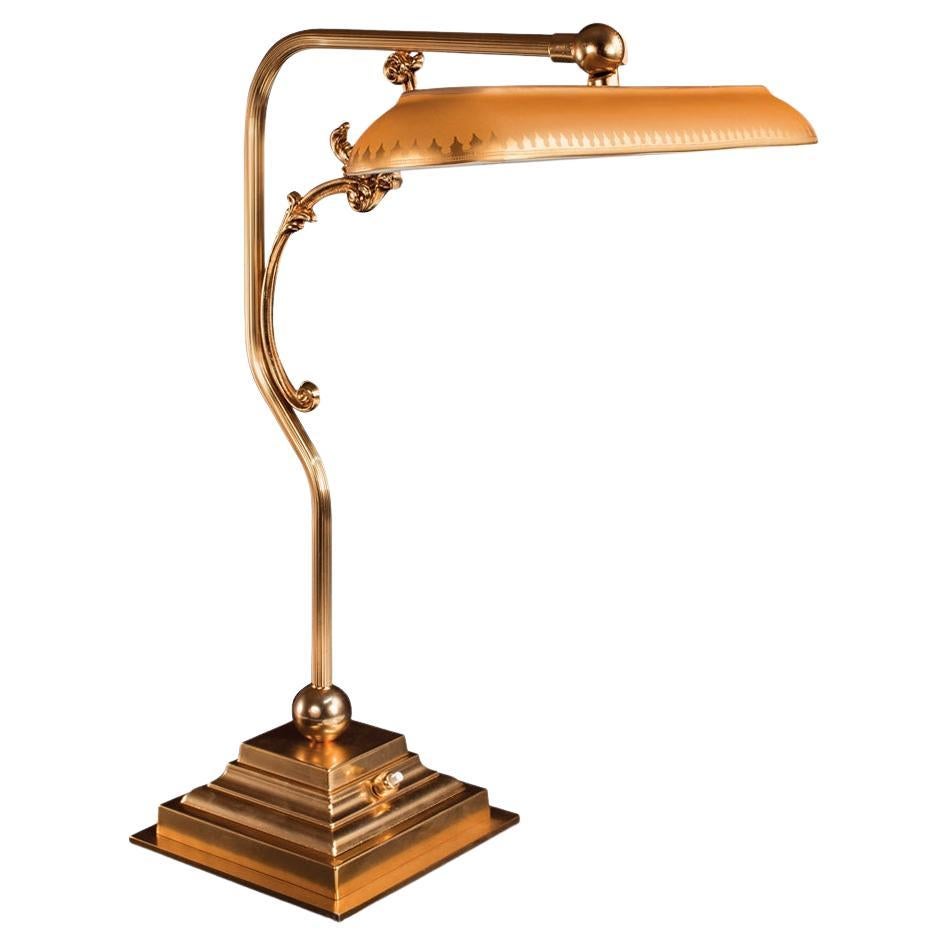 21e siècle, lampe de bureau en bronze doré  avec diffuseur en porcelaine 