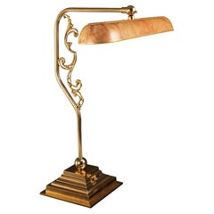 21e siècle, lampe de bureau en bronze doré  avec diffuseur en porcelaine 