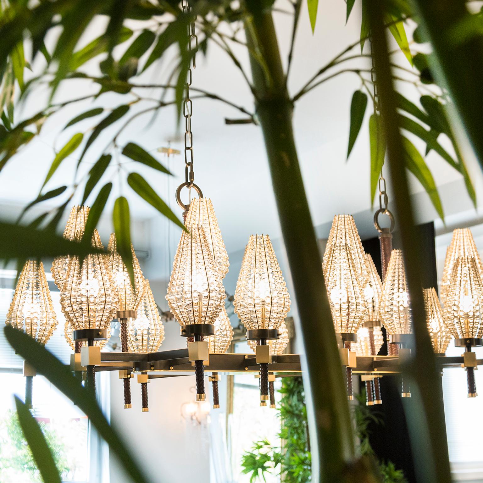 Lampadario in ottone brunito del XXI secolo con paralume in cristallo di Patrizia Garganti In condizioni Nuovo in vendita a Sesto Fiorentino, IT
