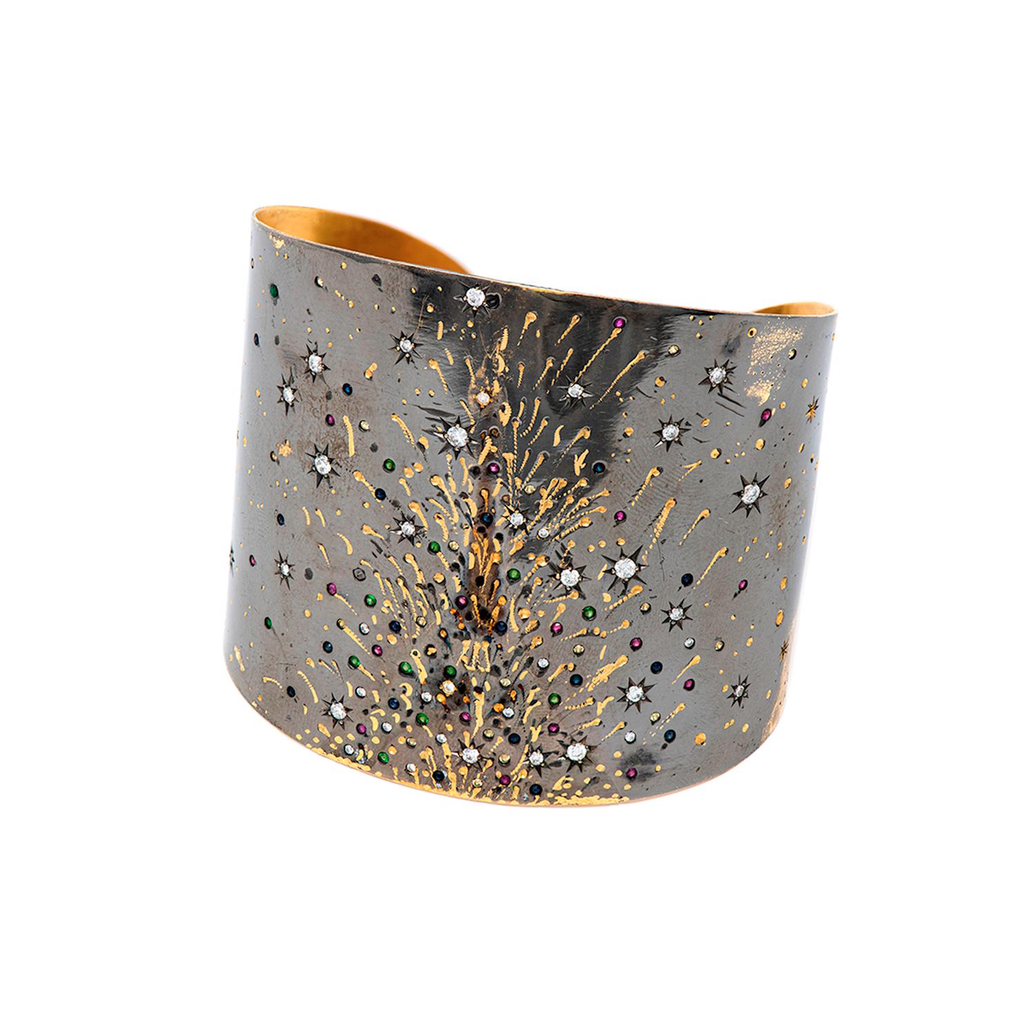 Armband aus 18 Karat Schwarzgold mit Diamanten, Rubinen, Smaragden und Saphiren aus dem 21. Jahrhundert

Armband aus 18 Karat Gold mit Ruthenium-Finish, um ein nächtliches Feuerwerk zu simulieren. Rubine, Smaragde, Saphire und Diamanten sorgen für