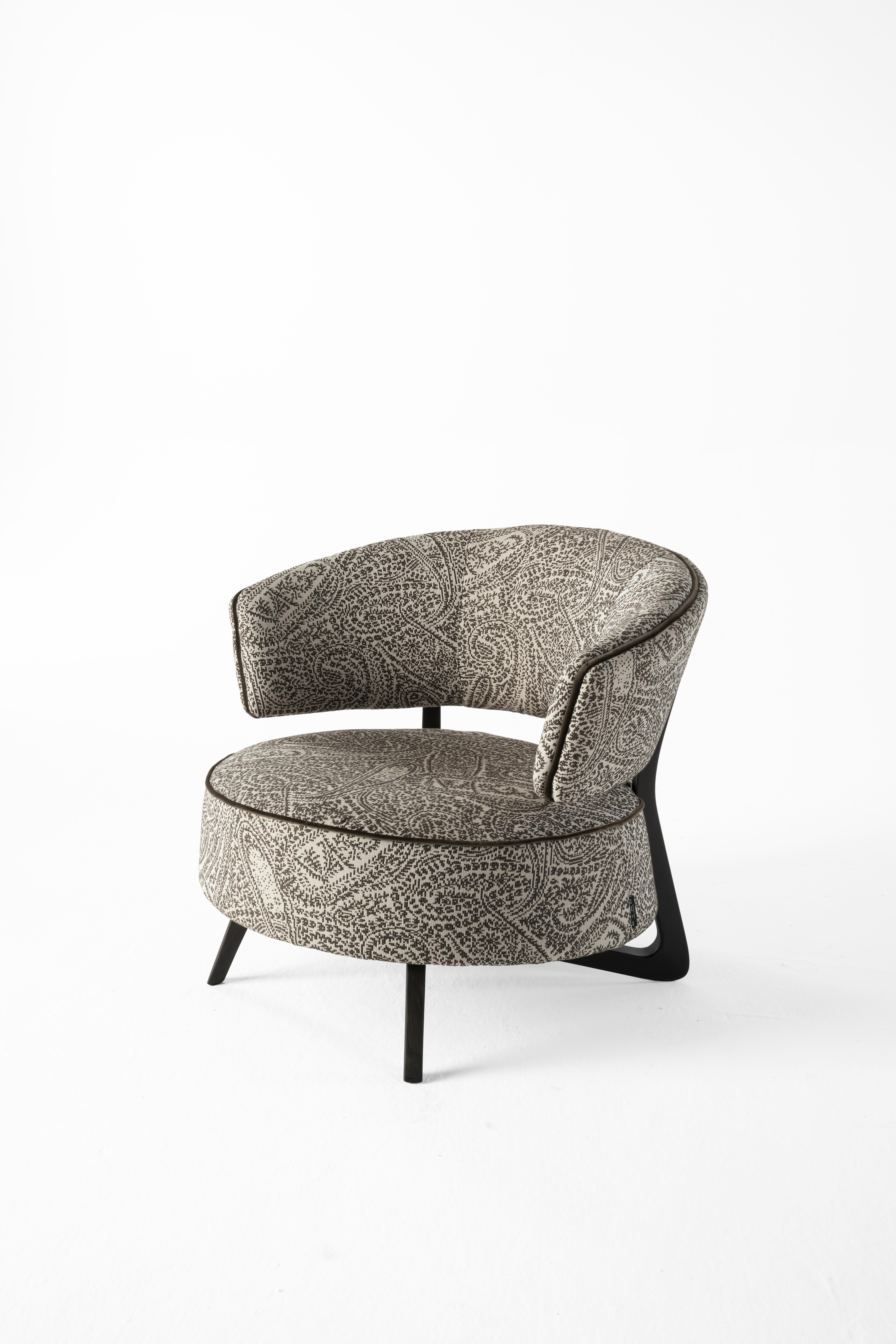 Elegant, enveloping and comfortable, the Diana armchair celebrates the eclectic and versatile soul of the ETRO Home Interiors line. The vintage structure with a 50s-inspired design is made of solid wood in dark wengé colour and is enhanced by the