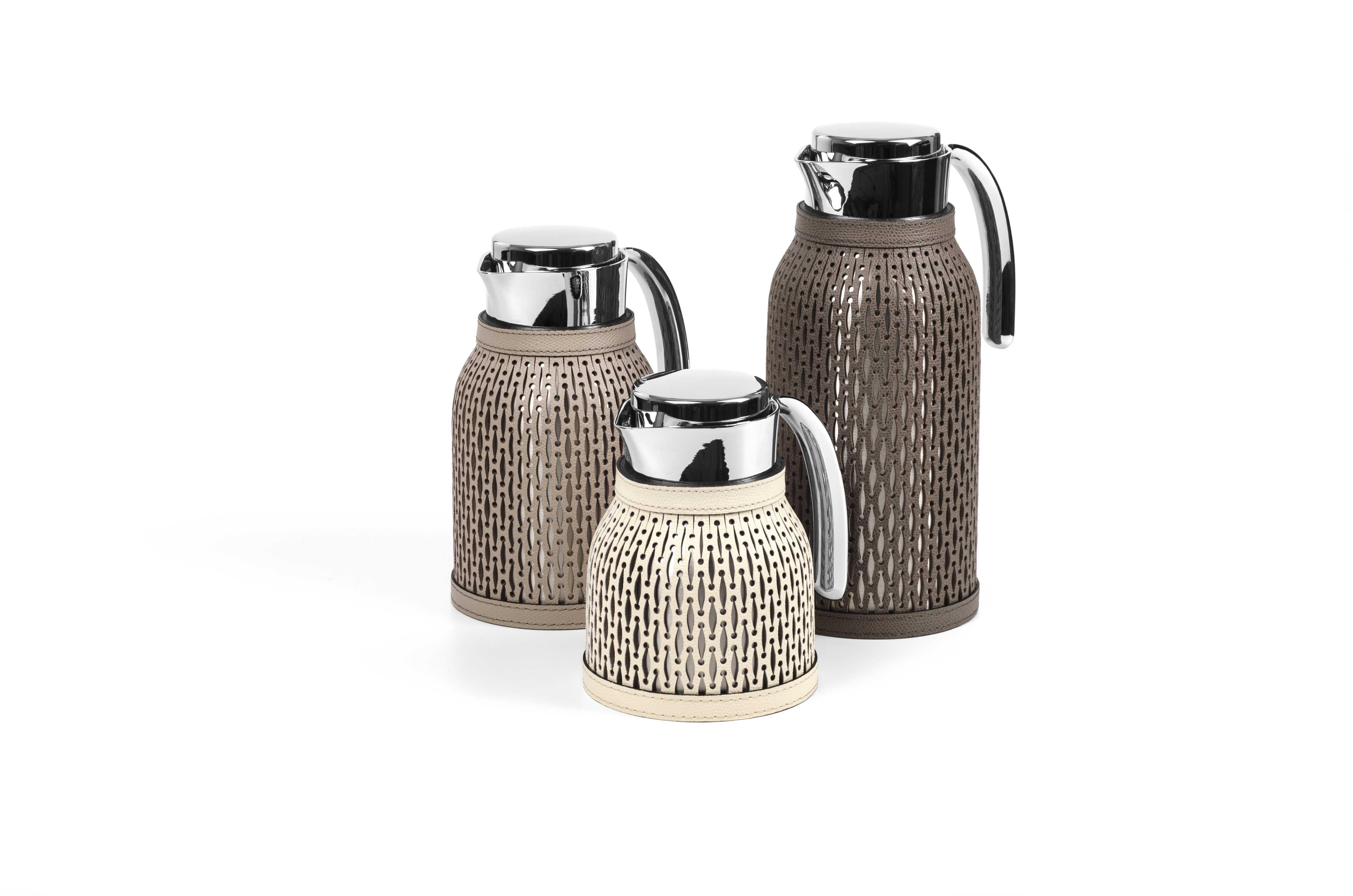 A new style with a brand new laser cut pattern that beautifully finishes the elegant leather cover.

Diana is our new steel thermal carafe with a capacity of 600ml, 1L and 1,5L, featuring a practical button closure that allows an easy removal of