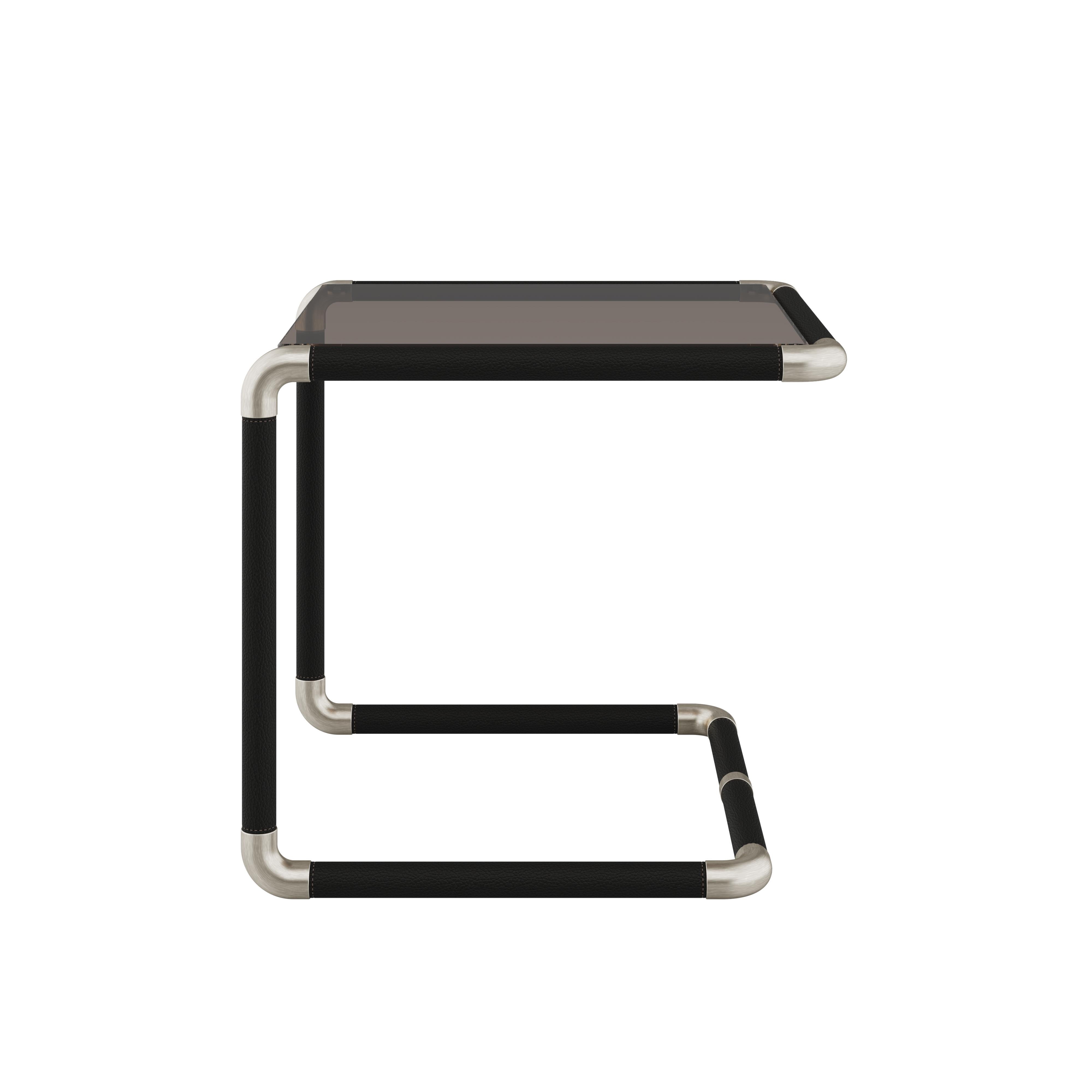 Portugais Table d'appoint Dickson du 21e siècle en laiton brossé vieilli et verre bronze par Porus en vente