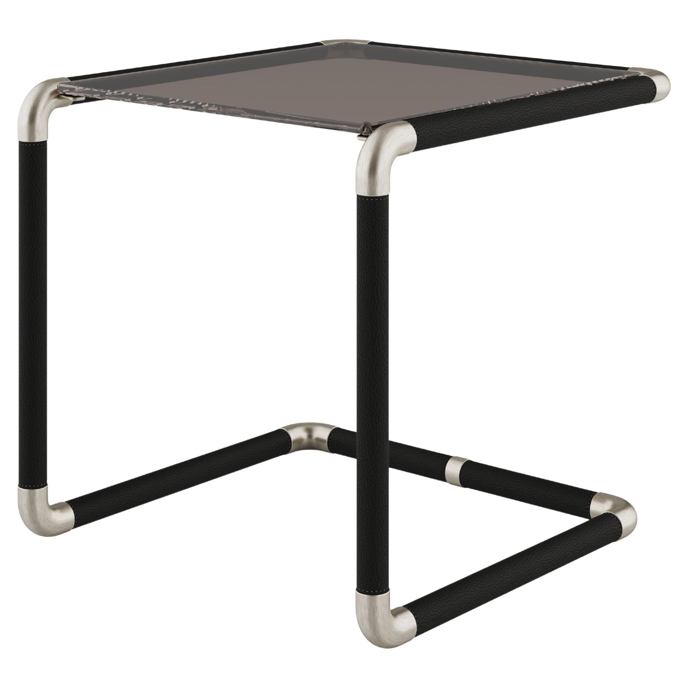 Table d'appoint Dickson du 21e siècle en laiton brossé vieilli et verre bronze par Porus en vente