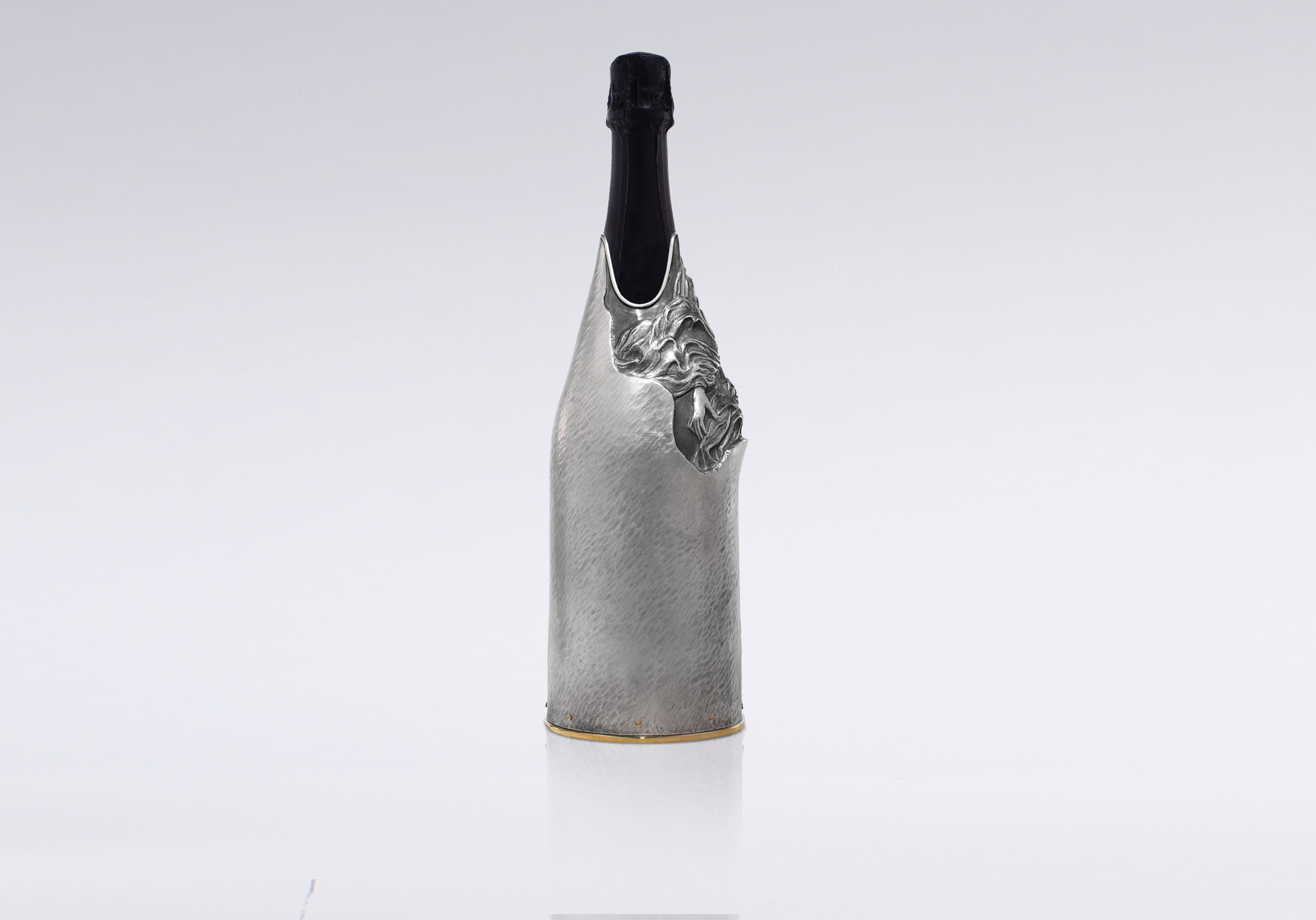 
Explore a unique champagne K-OVER from our Work of Art collection, expertly crafted in pure Silver 999/°° by Stefano Vigni. This distinctive piece, a celebration of his grandson Diego’s birth, blends personal sentiment with superior