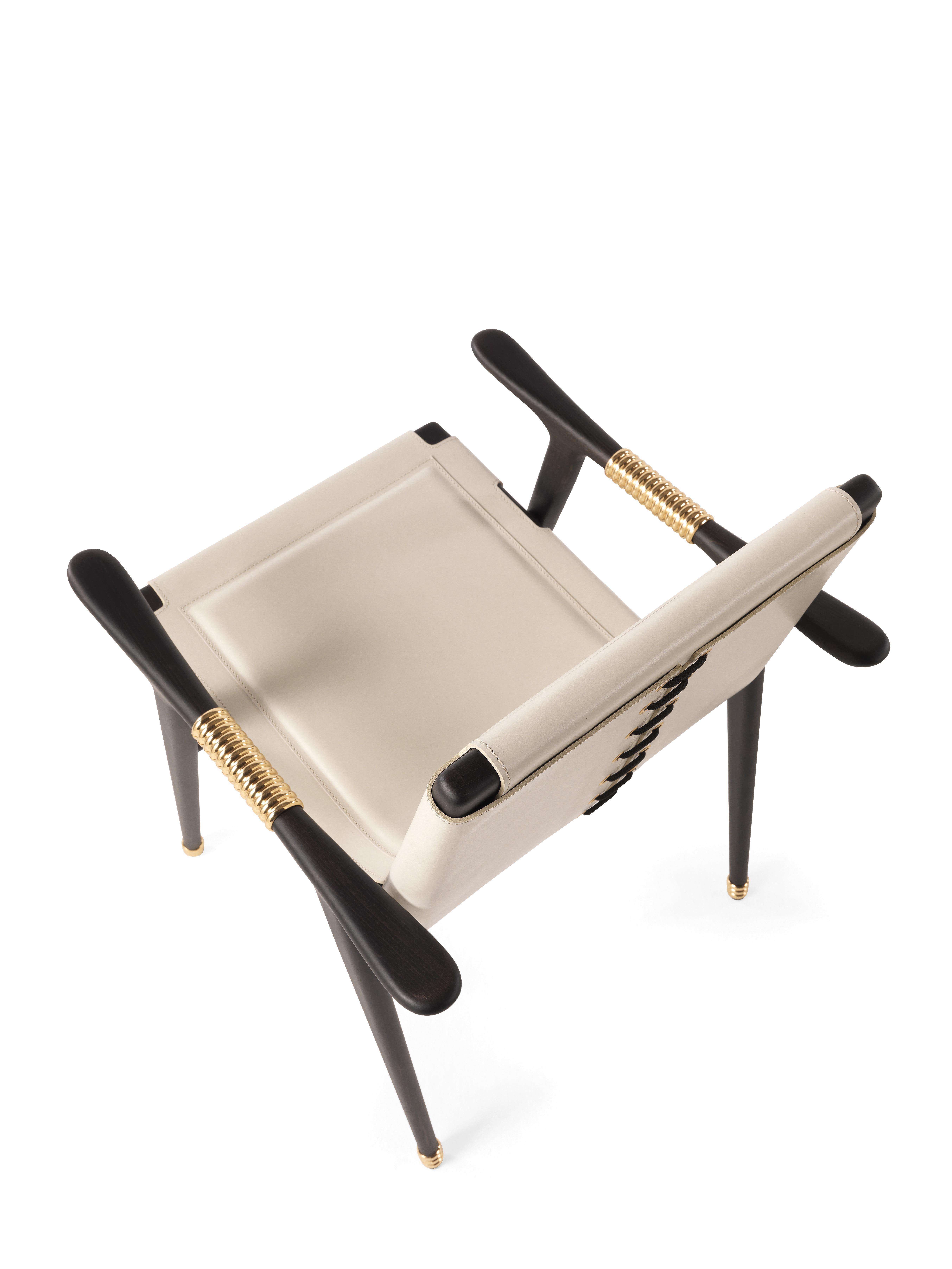 Dinka-Stuhl des 21. Jahrhunderts mit Armlehnen aus Leder. Milch von Etro Home Interiors (Moderne) im Angebot