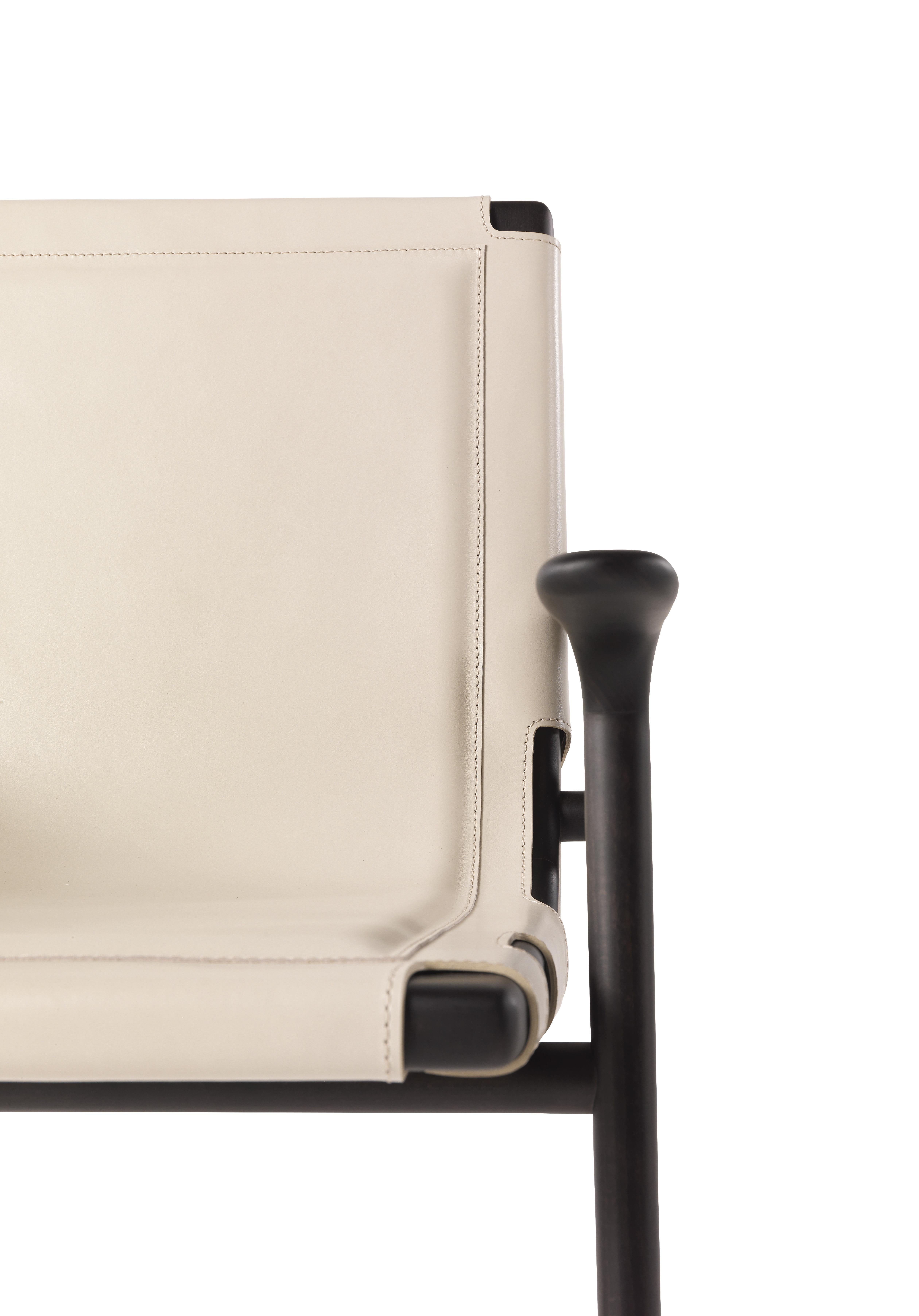 Dinka-Stuhl des 21. Jahrhunderts mit Armlehnen aus Leder. Milch von Etro Home Interiors im Zustand „Neu“ im Angebot in Cantù, Lombardia