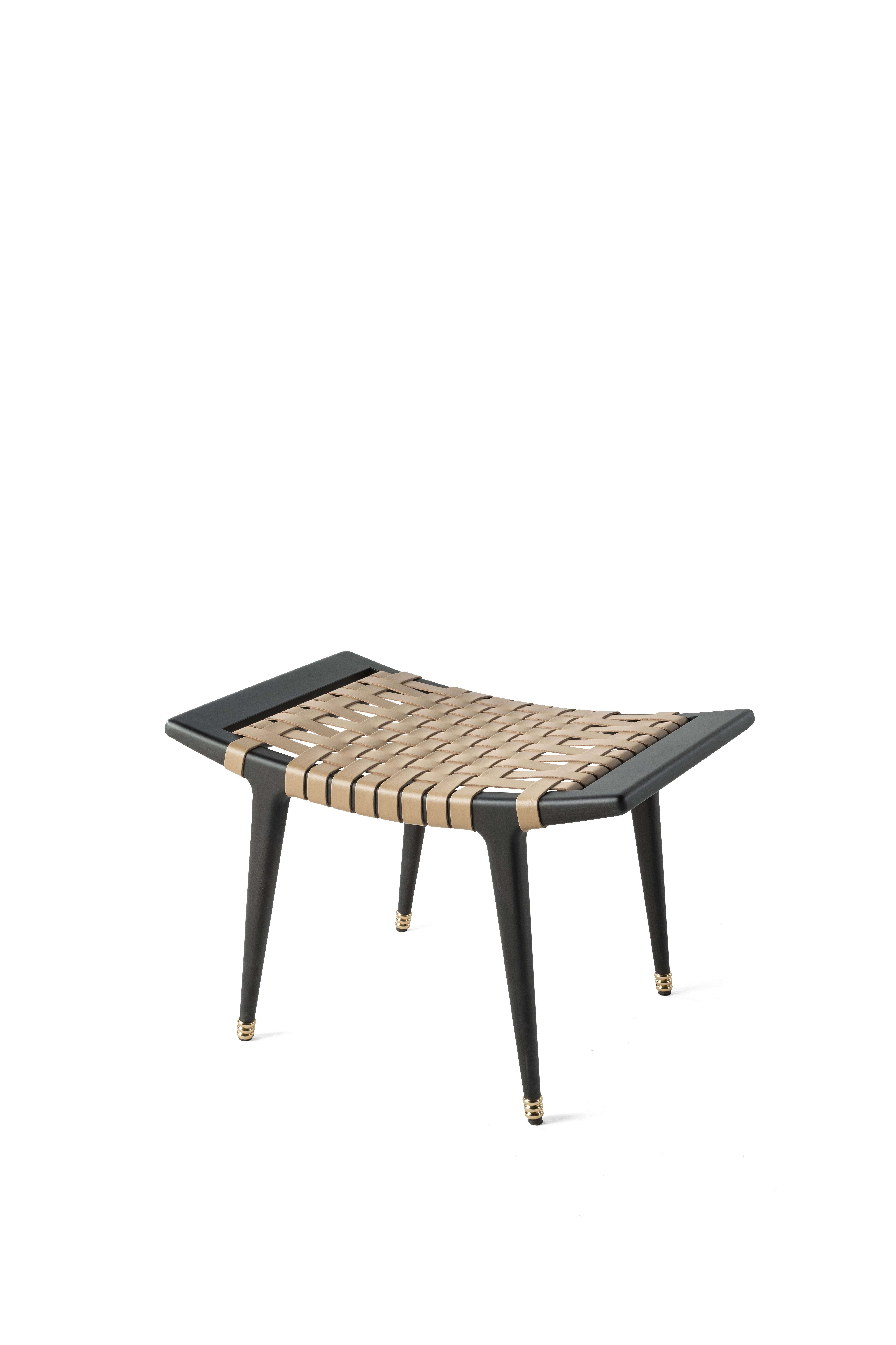 The leather twist is the main feature of the Dinka stool. The African inspiration is present in the matt finishing of the dark wengé dyed wood, in the polished brass rings and in the warm colors evoking the dry lands of the savannah.
Dinka stool