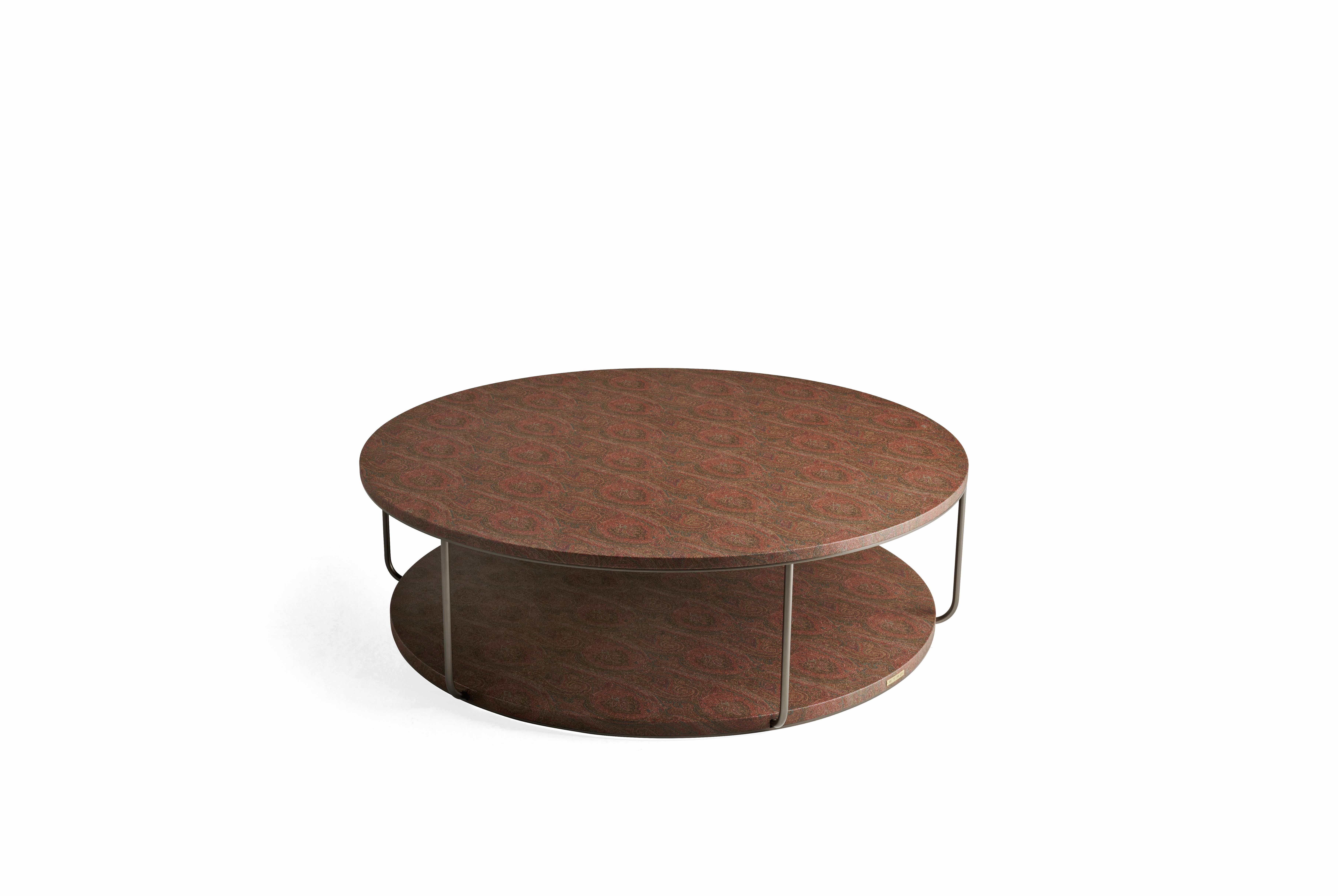 Double ist eine Serie von niedrigen Tischen mit einer minimalistischen Ästhetik. Sie zeichnen sich durch dünne Metallbeine mit bronziertem Finish aus, die dem Möbelstück eine leichte und elegante Ausstrahlung verleihen, und verfügen über zwei