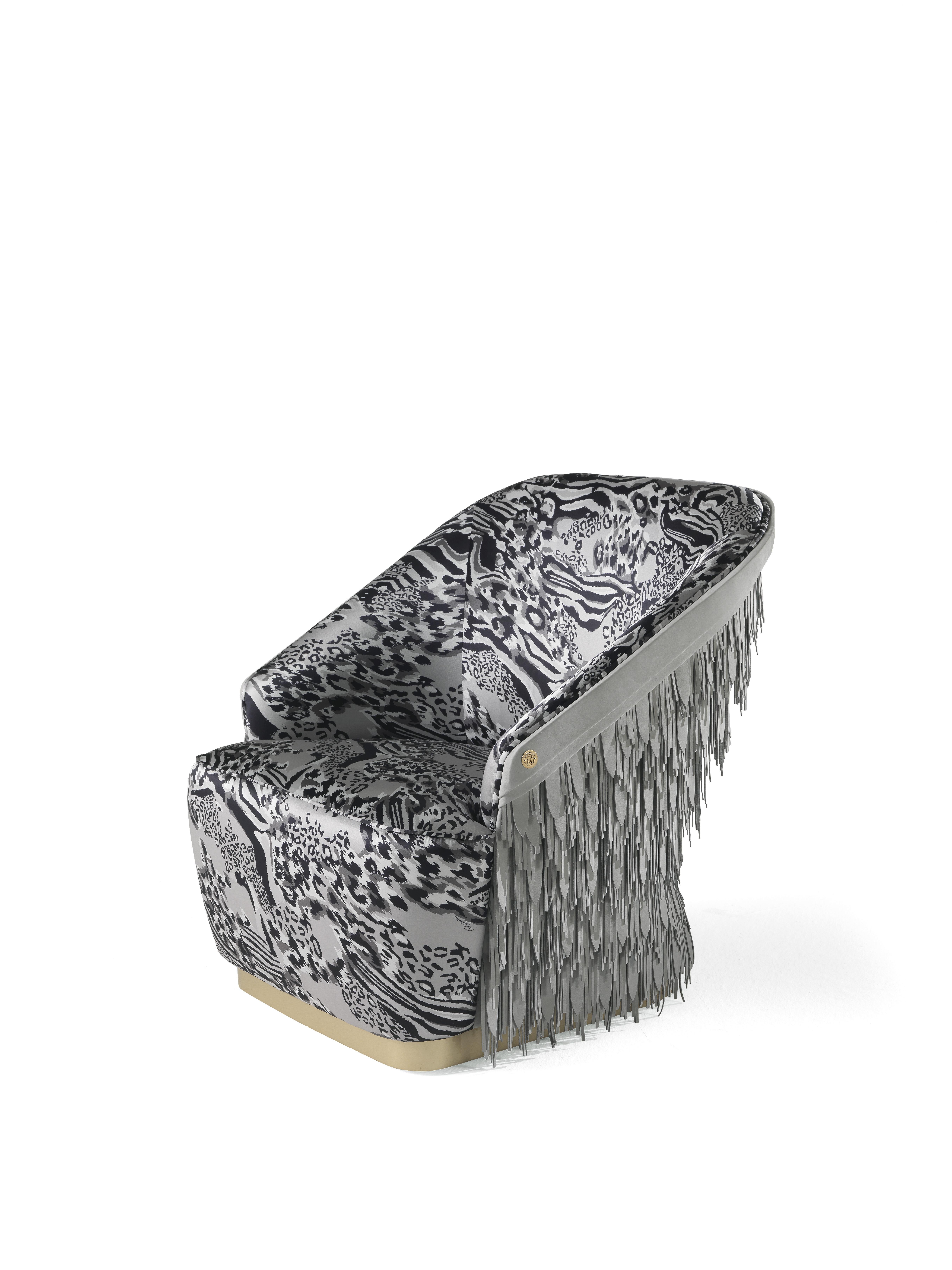 A new little armchair with an appealing design, characterized by a seat upholstered with the new silk Karen from the last Roberto Cavalli collection and by a particular and scenographic backrest made of leather fringes.
Dudley Armchair with