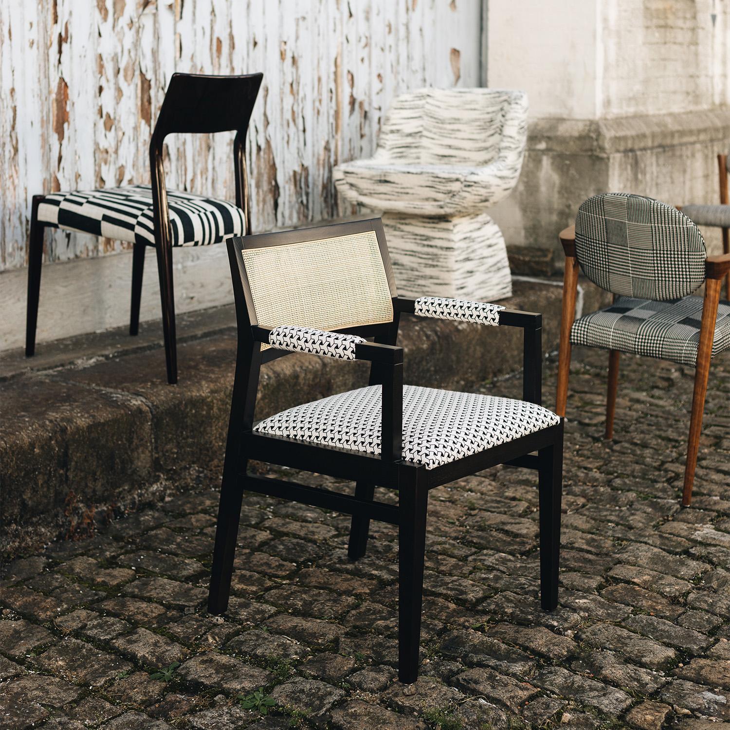 Duistt Basic Chair 1.1, Eschenholz dunkel, handgefertigt in Portugal von Duistt

Duistt Basic 1.0 schwebt mit einem gut gepolsterten Sitz zwischen zwei geschwungenen Armlehnen, die an die klassische Schneiderei erinnern. Ein wahrhaft zeitloser Look