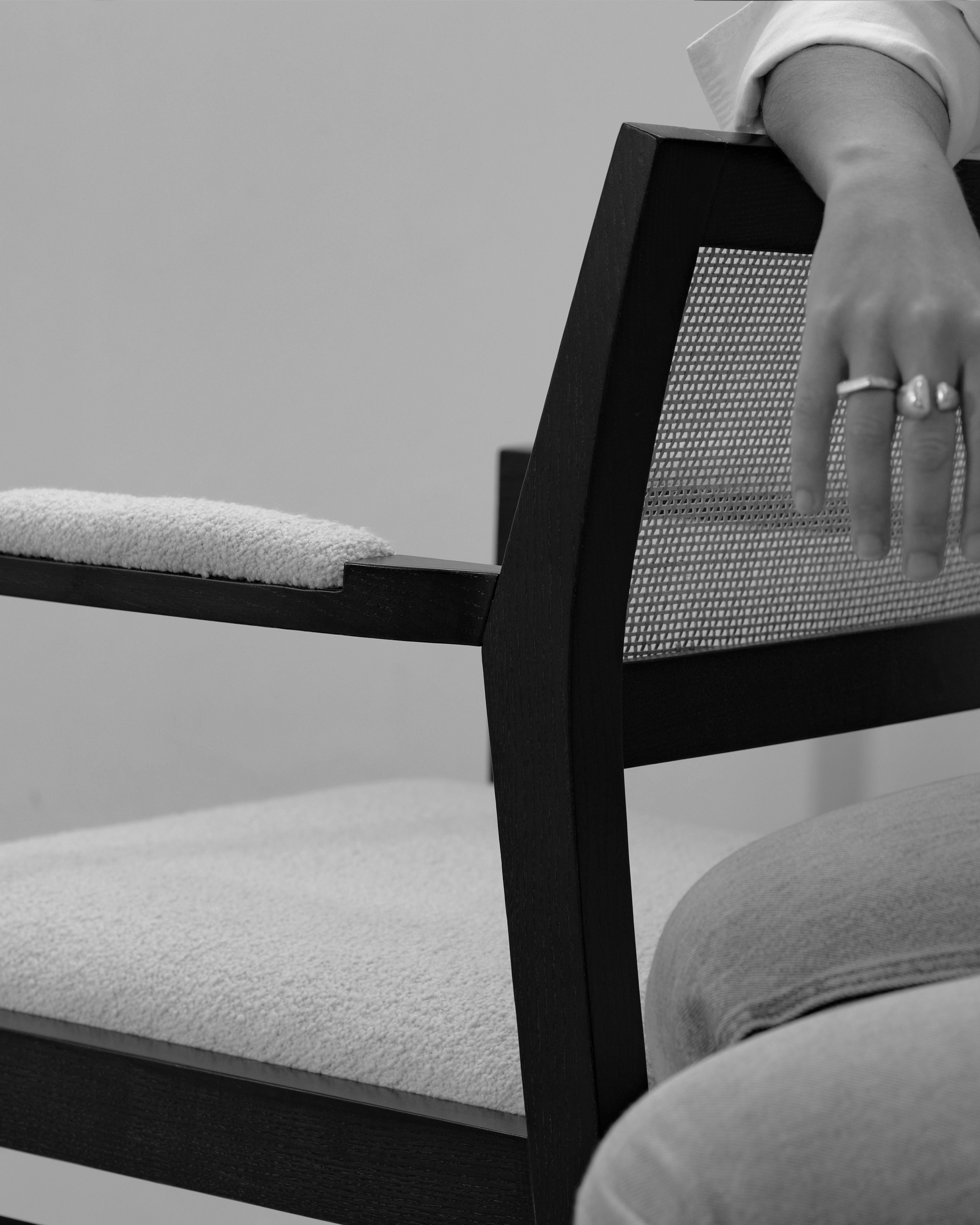 Duistt Basic Chair 1.1, Eschenholz dunkel, handgefertigt in Portugal von Duistt (Portugiesisch) im Angebot