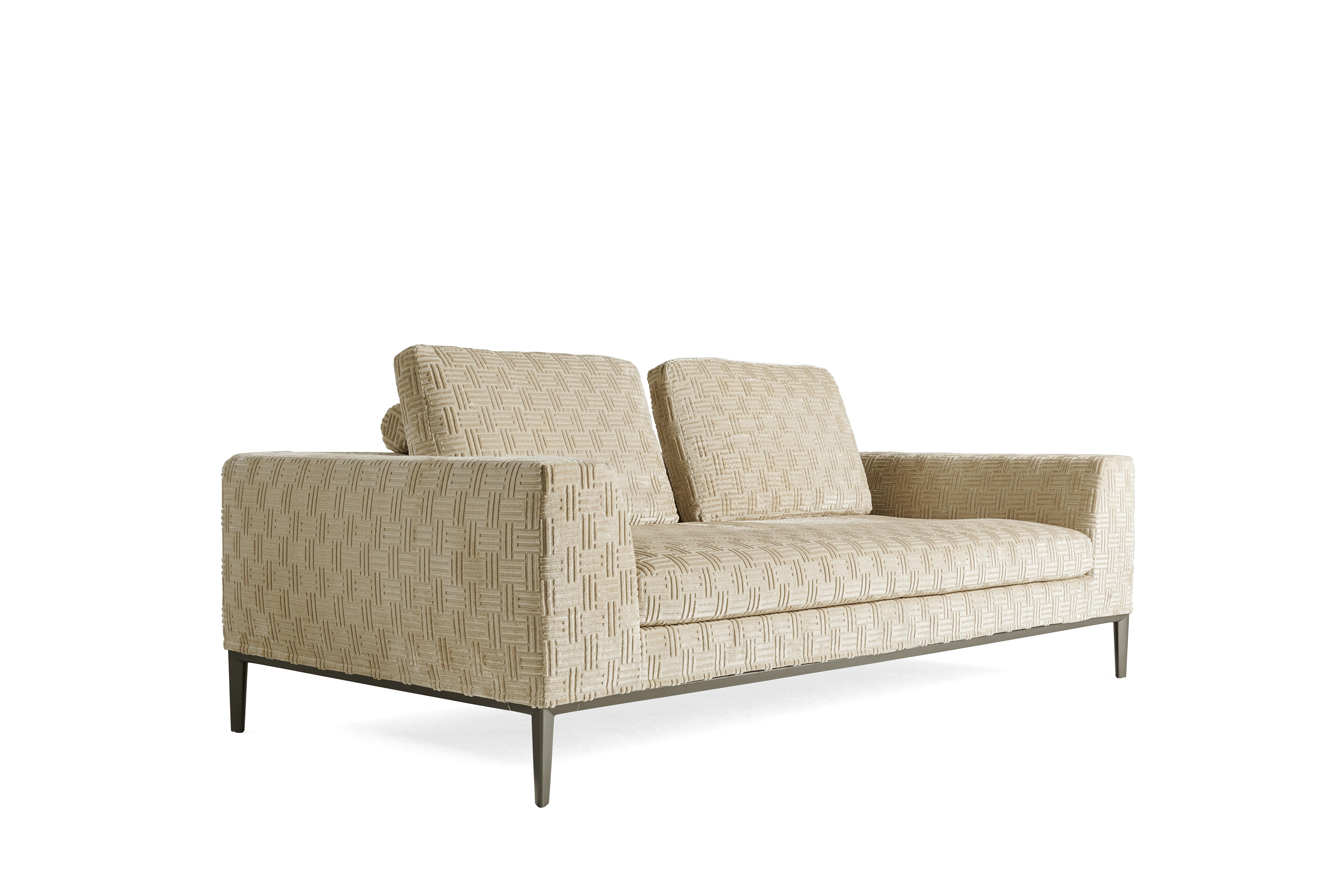 A modern and essential design for the Ease sofa. The presence of large cushions amplifies the feeling of comfort, while the possibility of adding storage elements, trays and small tables allows creating additional functional areas, transforming the