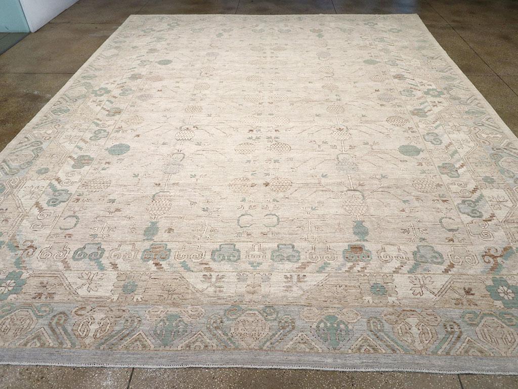 Un grand tapis moderne du Turkestan oriental Khotan, fabriqué à la main au cours du 21e siècle.

Mesures : 13' 4