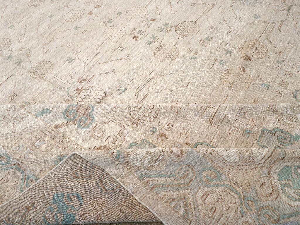 Grand tapis Khotan du Turkestan oriental du 21e siècle en vente 1