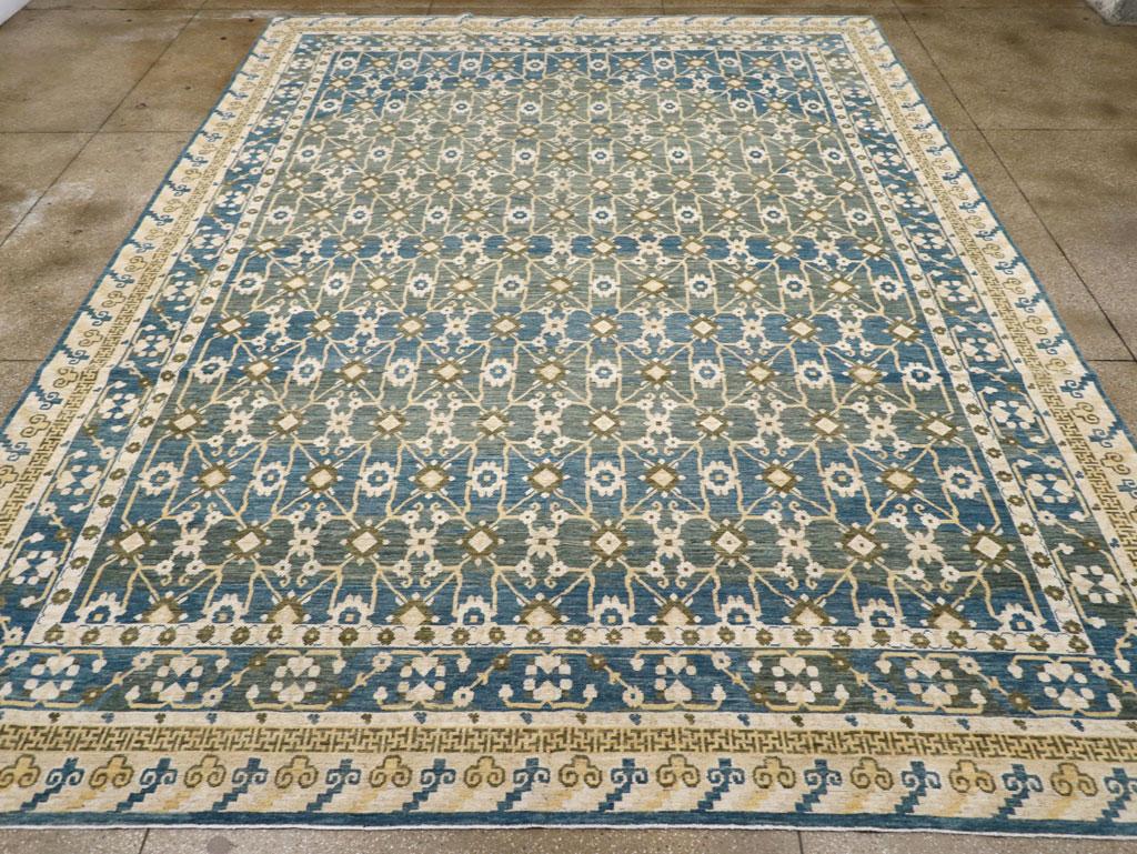 Un tapis moderne du Turkestan oriental Khotan de grande taille, fabriqué à la main au cours du 21e siècle.

Mesures : 11' 10