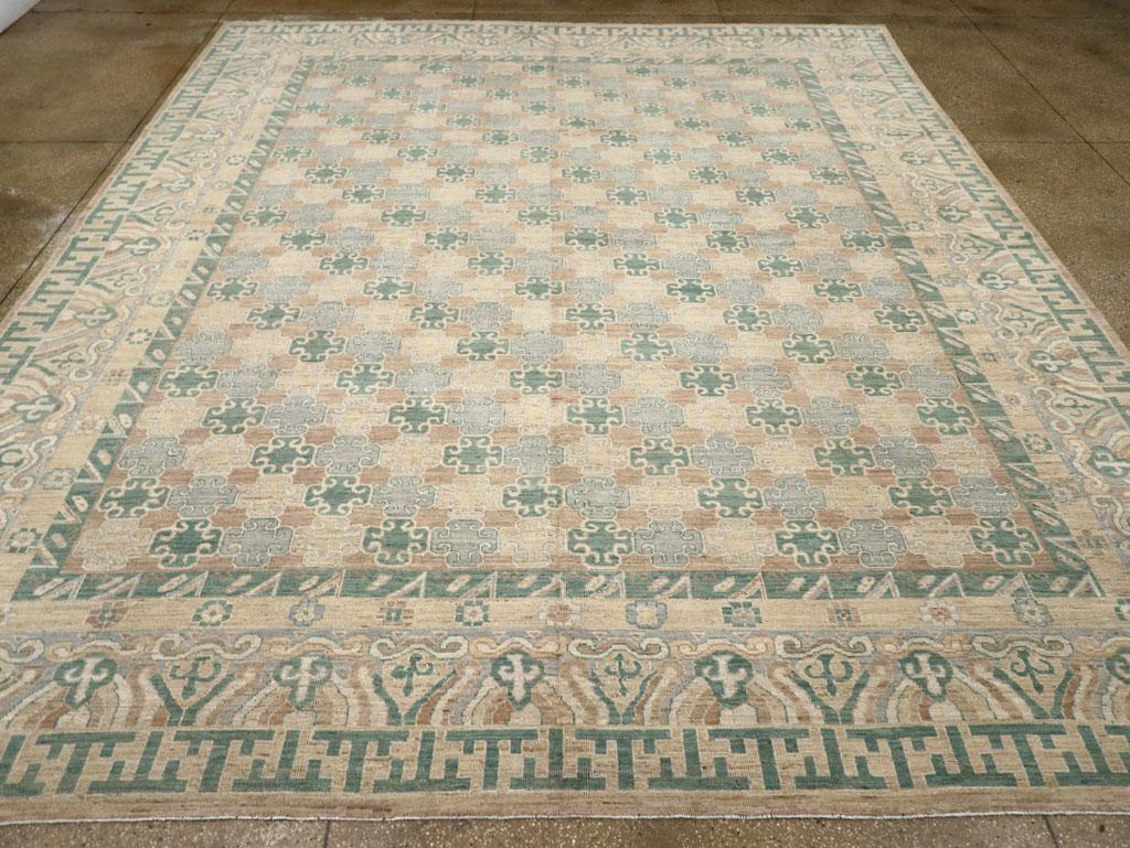 Ein moderner ostturkestanischer Khotan-Teppich im Großraumformat, handgefertigt im 21. Jahrhundert.

Maße: 12' 0