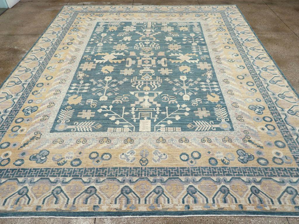 Un tapis moderne du Turkestan oriental Khotan de grande taille, fabriqué à la main au cours du 21e siècle.

Mesures : 12' 1