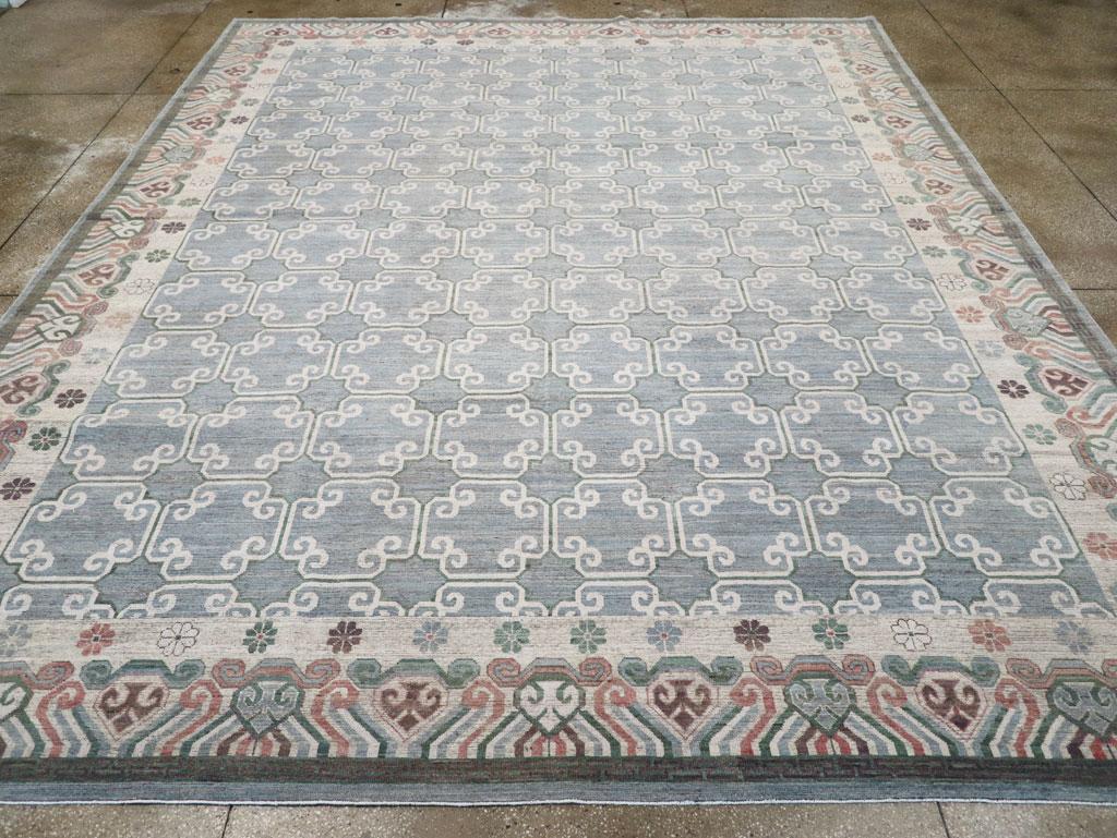 Tapis moderne du Turkestan oriental Khotan, fabriqué à la main au cours du 21e siècle.

Mesures : 12' 3