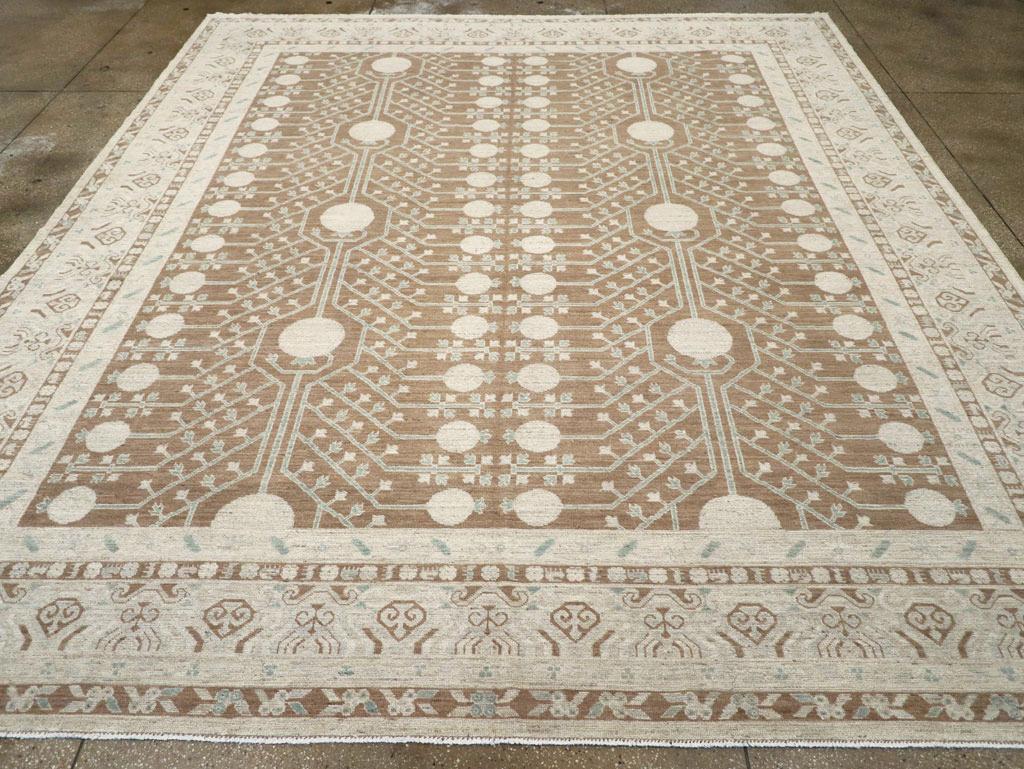 Un tapis moderne du Turkestan oriental Khotan de grande taille, fabriqué à la main au cours du 21e siècle.

Mesures : 12' 4