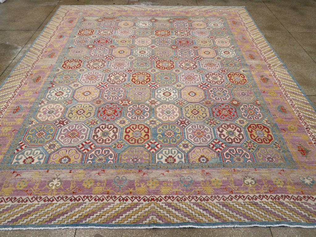 Un tapis moderne du Turkestan oriental Khotan de grande taille, fabriqué à la main au cours du 21e siècle.

Mesures : 12' 4